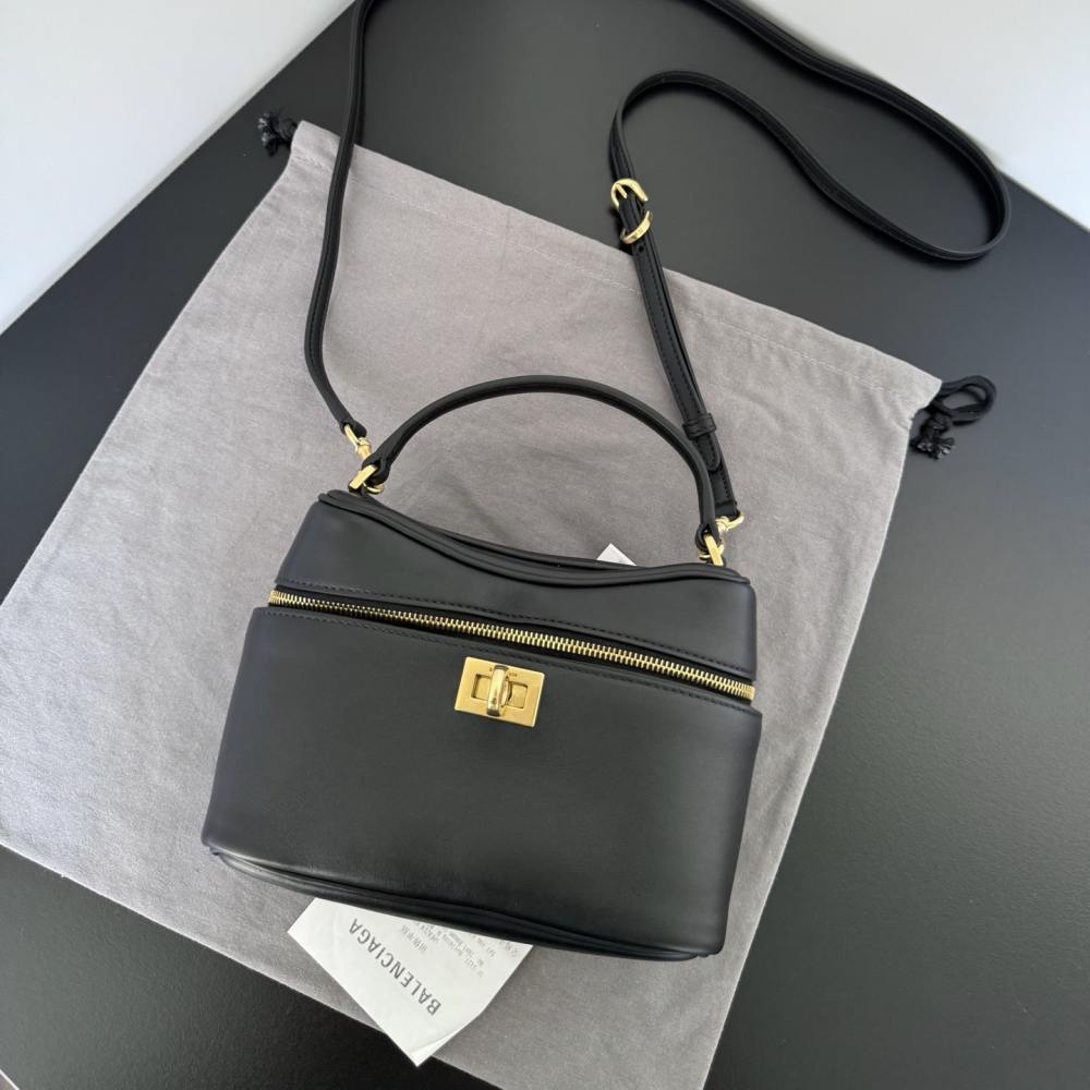 高仿Balenciaga*Rodeo系列V1000小牛皮盒子包黑色金扣免檢版