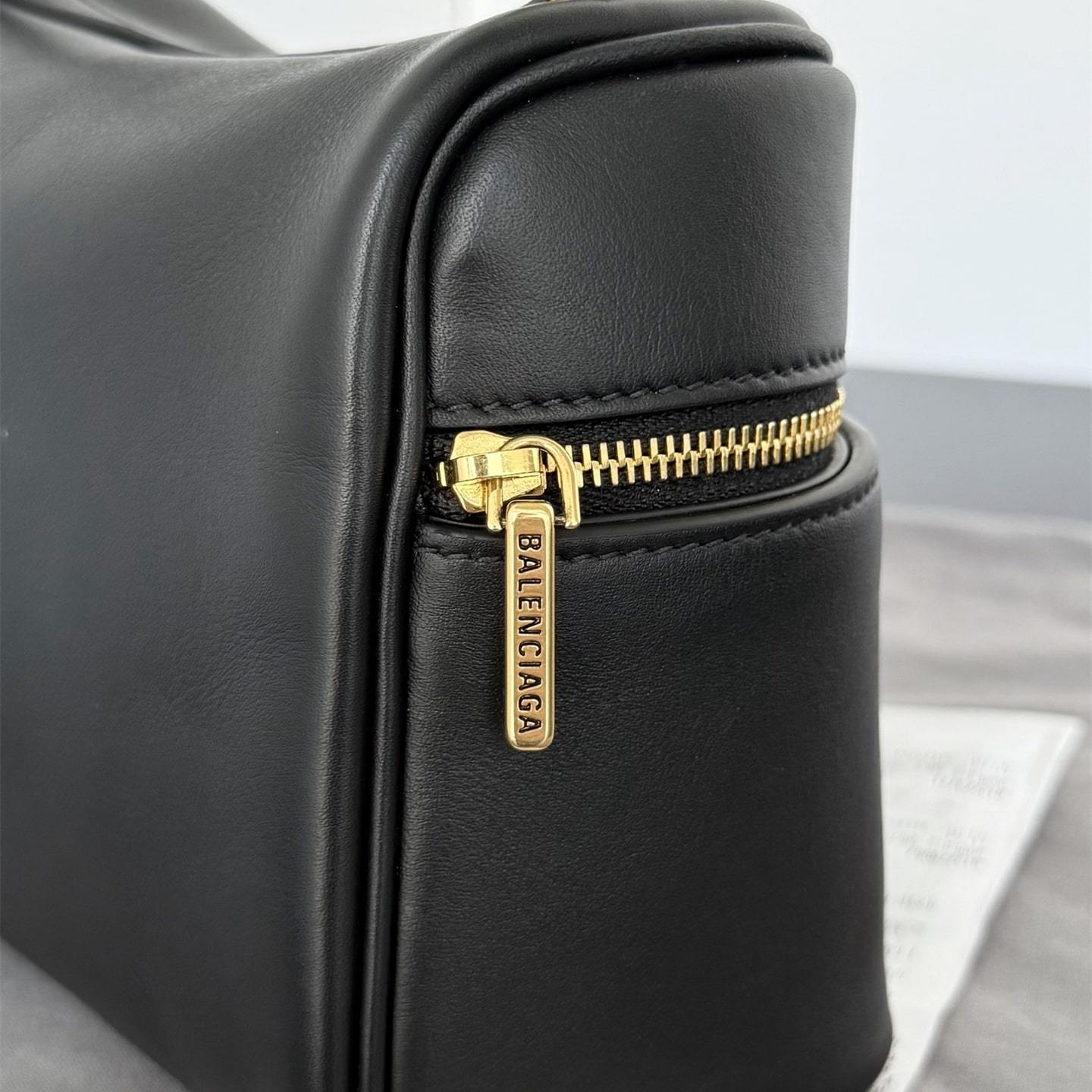 高仿Balenciaga*Rodeo系列V1000小牛皮盒子包黑色金扣免檢版