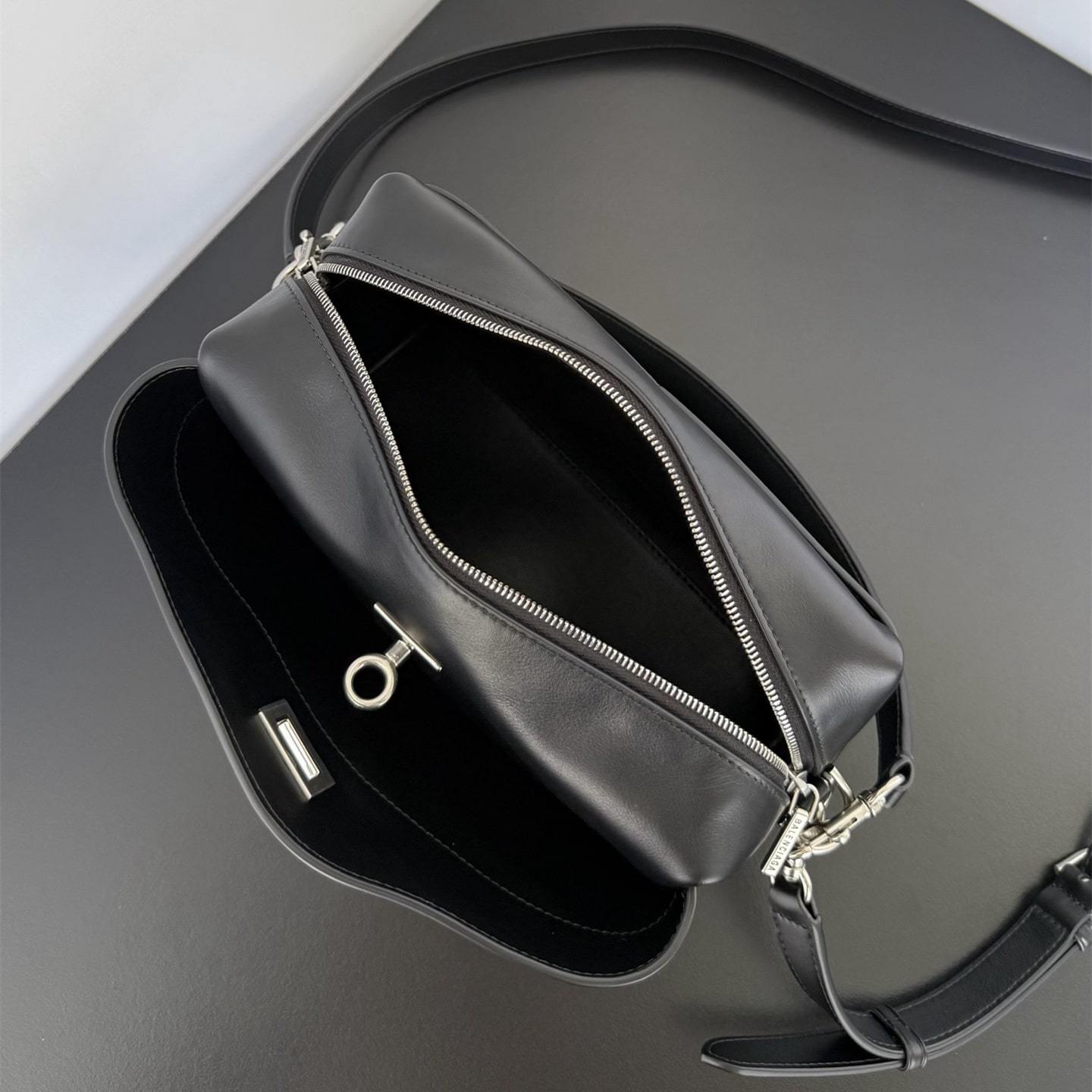 高仿Balenciaga*Rodeo系列U1000小牛皮相機包黑色銀扣免檢版