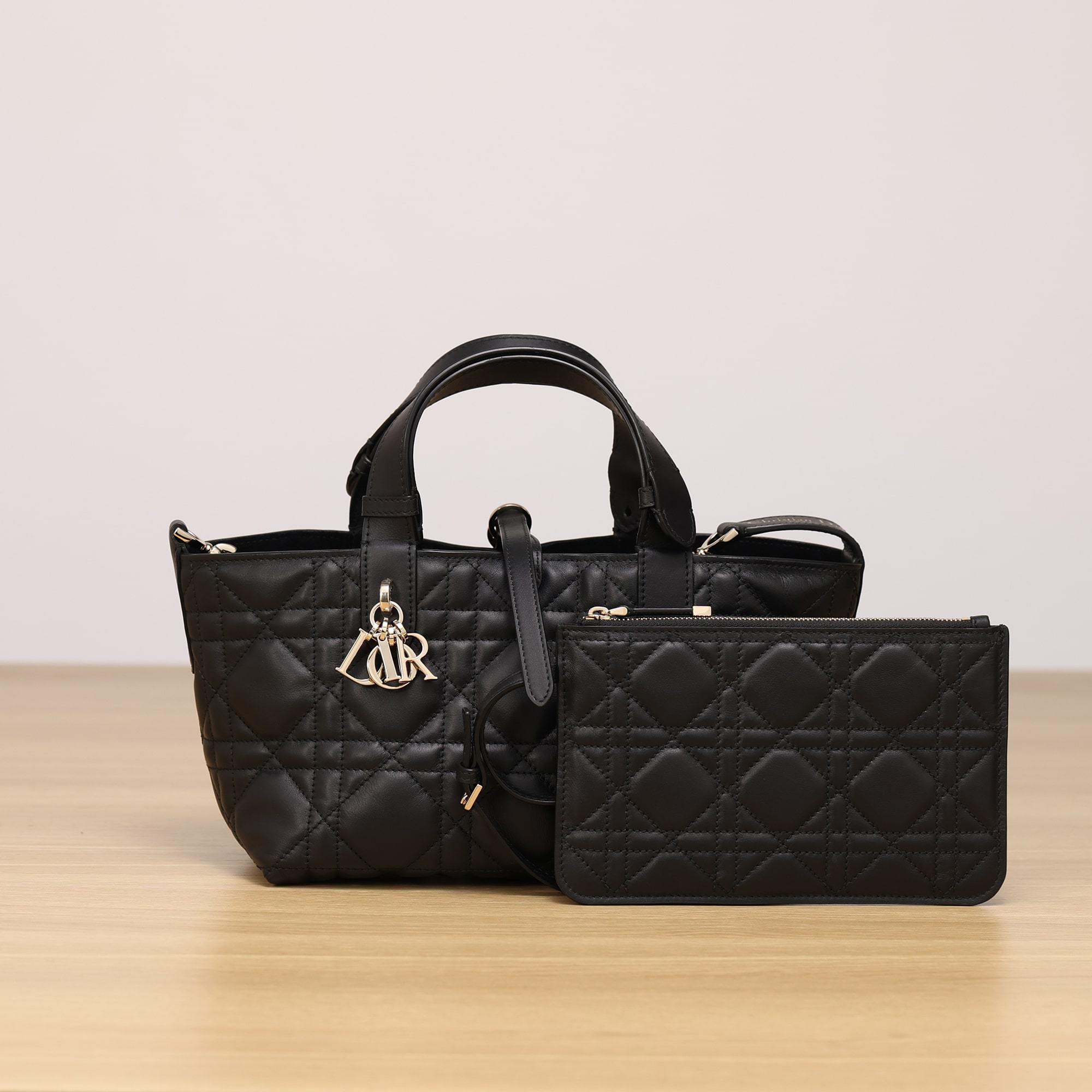 高仿Dior*Toujours系列M2822M900橫版手提袋黑色小號免檢版