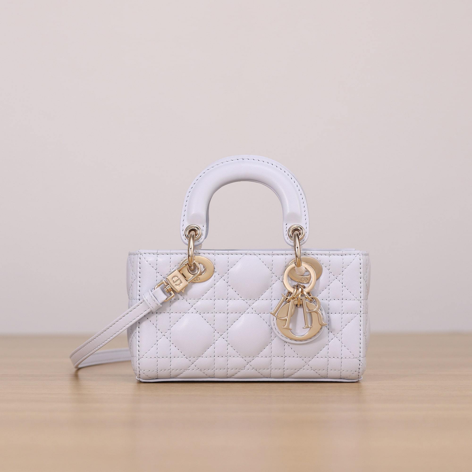 高仿Dior*LadyDJoy系列S0910M26Z小羊皮戴妃包藍色Mini免檢版
