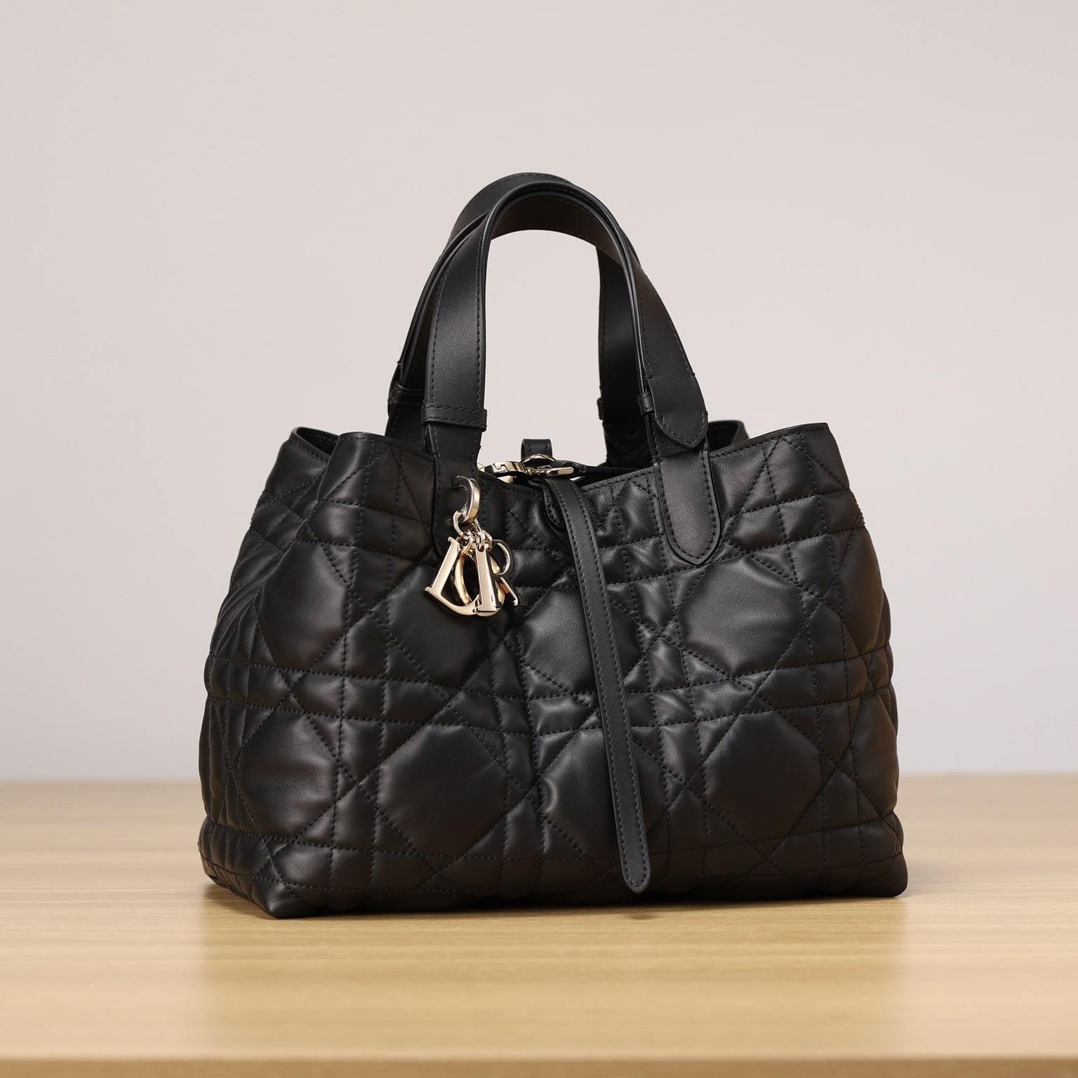 高仿Dior*Toujours系列M2821M900橫版手提袋黑色中號免檢版