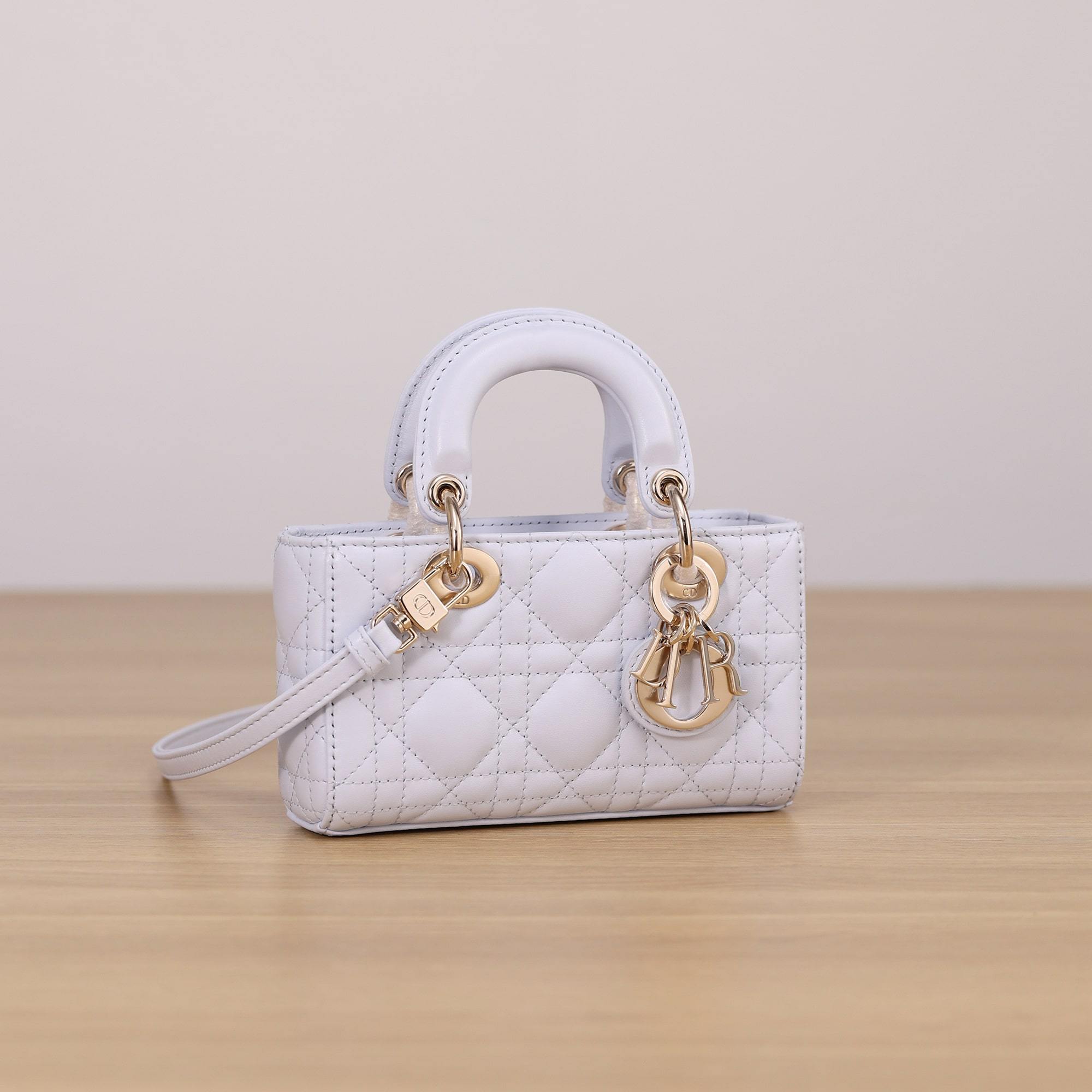高仿Dior*LadyDJoy系列S0910M26Z小羊皮戴妃包藍色Mini免檢版