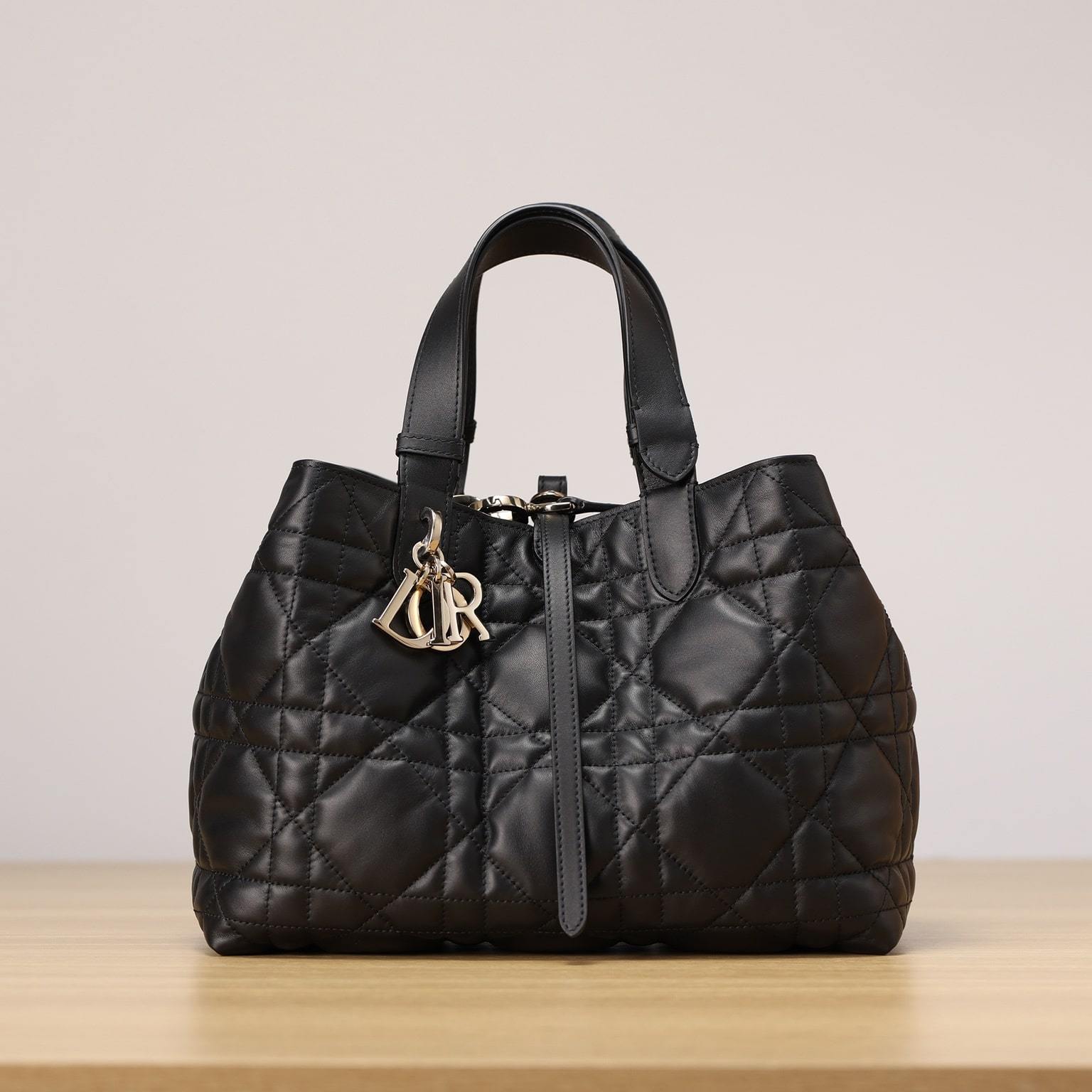 高仿Dior*Toujours系列M2821M900橫版手提袋黑色中號免檢版