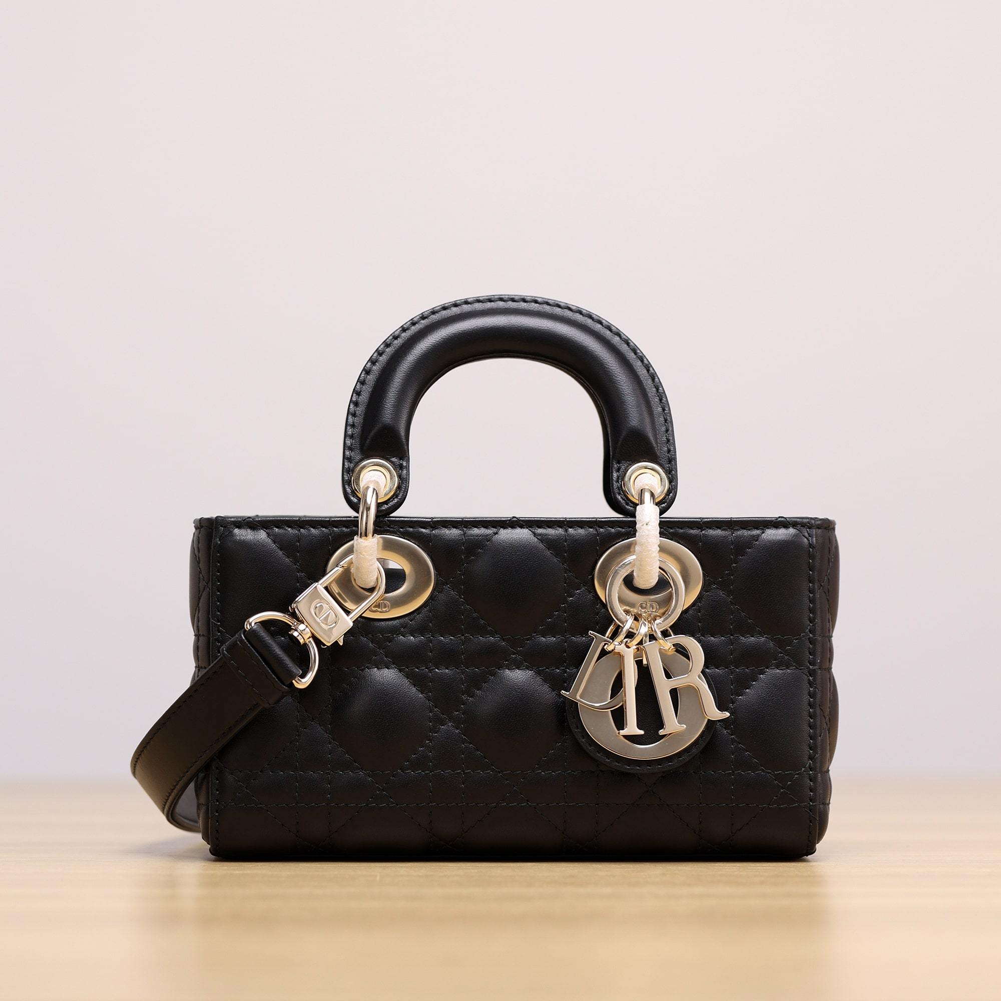 高仿Dior*LadyDJoy系列S0636M900小羊皮戴妃包黑色Mini免檢版