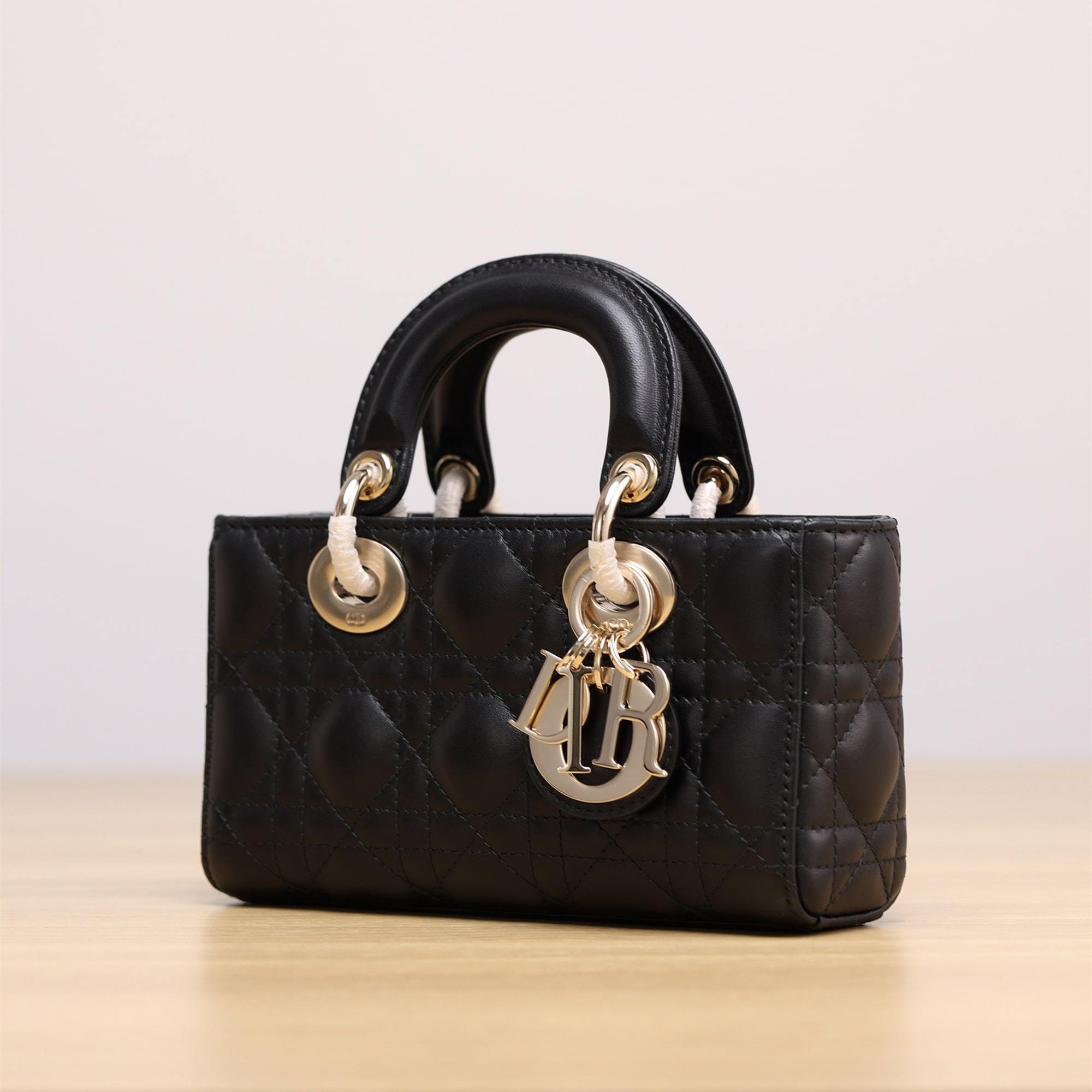 高仿Dior*LadyDJoy系列S0636M900小羊皮戴妃包黑色Mini免檢版
