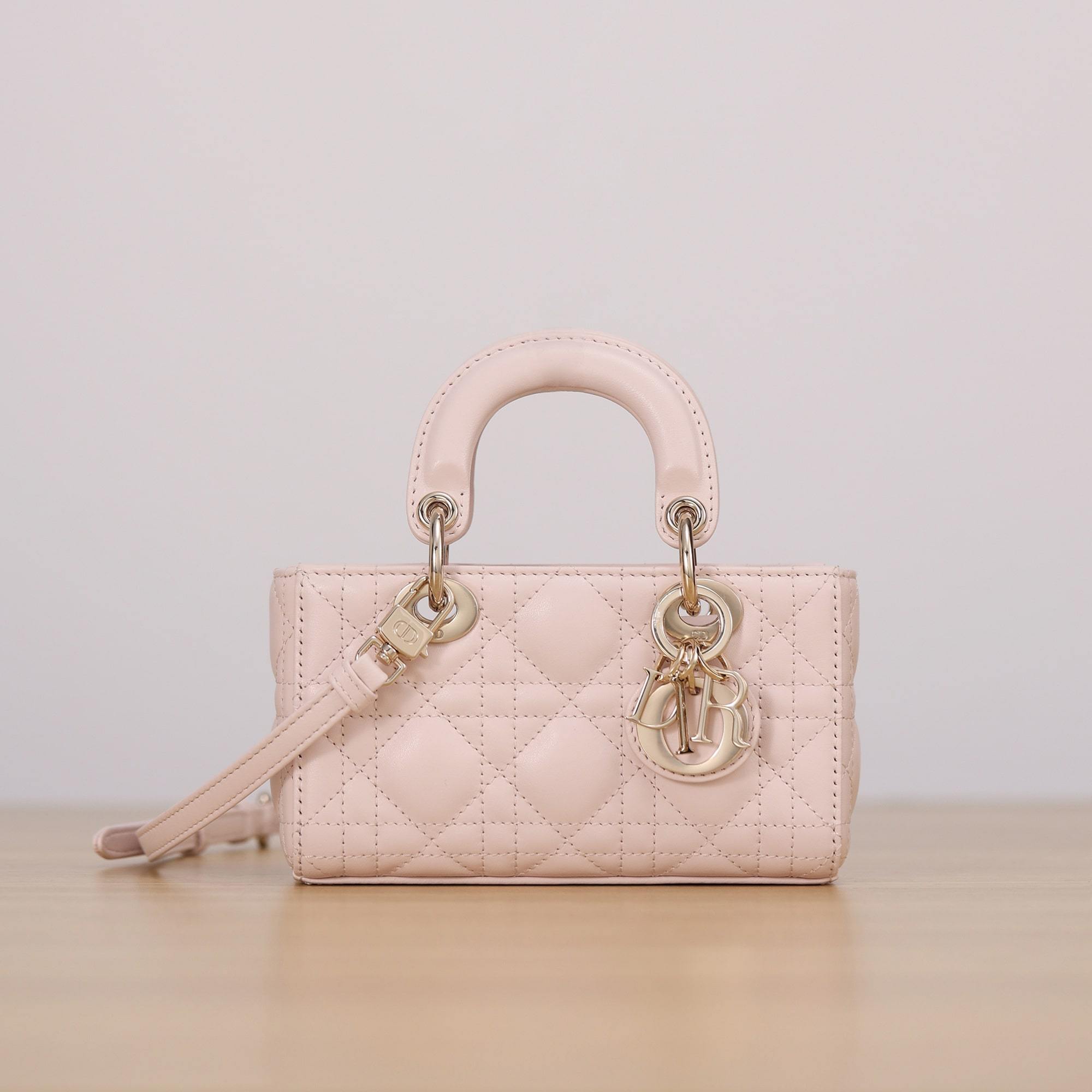 高仿Dior*LadyDJoy系列S0910M49P小羊皮戴妃包玫瑰粉Mini免檢版