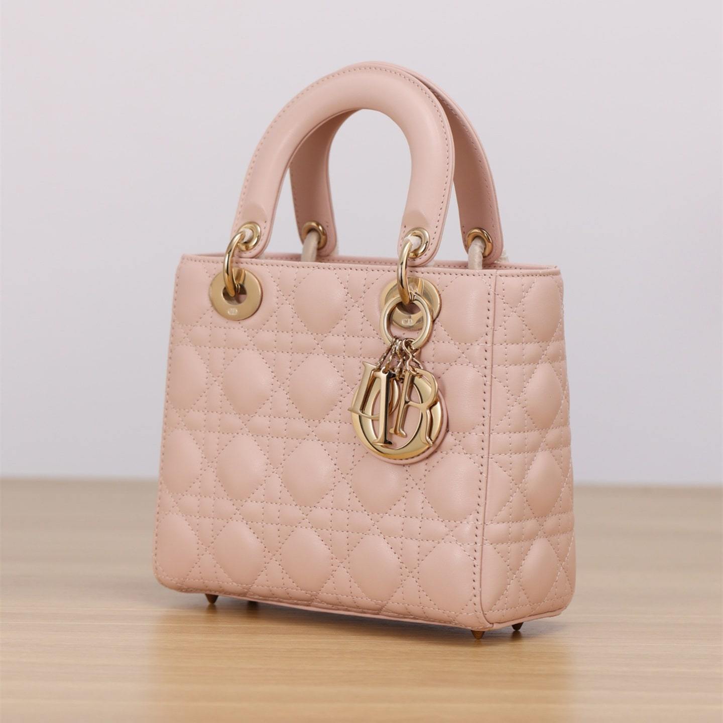 高仿Dior*Lady系列M0538M413小羊皮戴妃袋胭脂粉小號免檢版