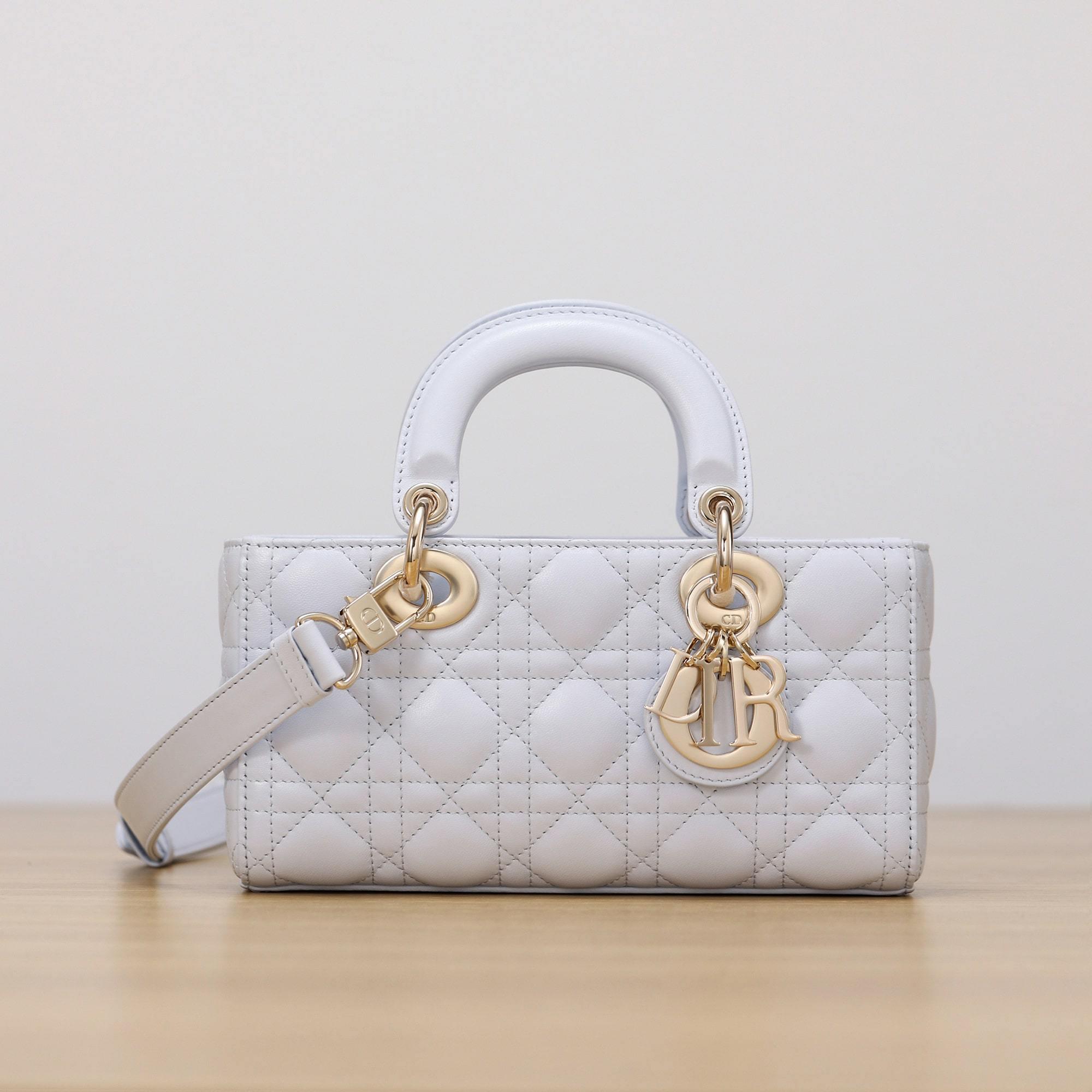 高仿Dior*LadyDJoy系列M0613M26Z小羊皮戴妃包淺藍色小號免檢版