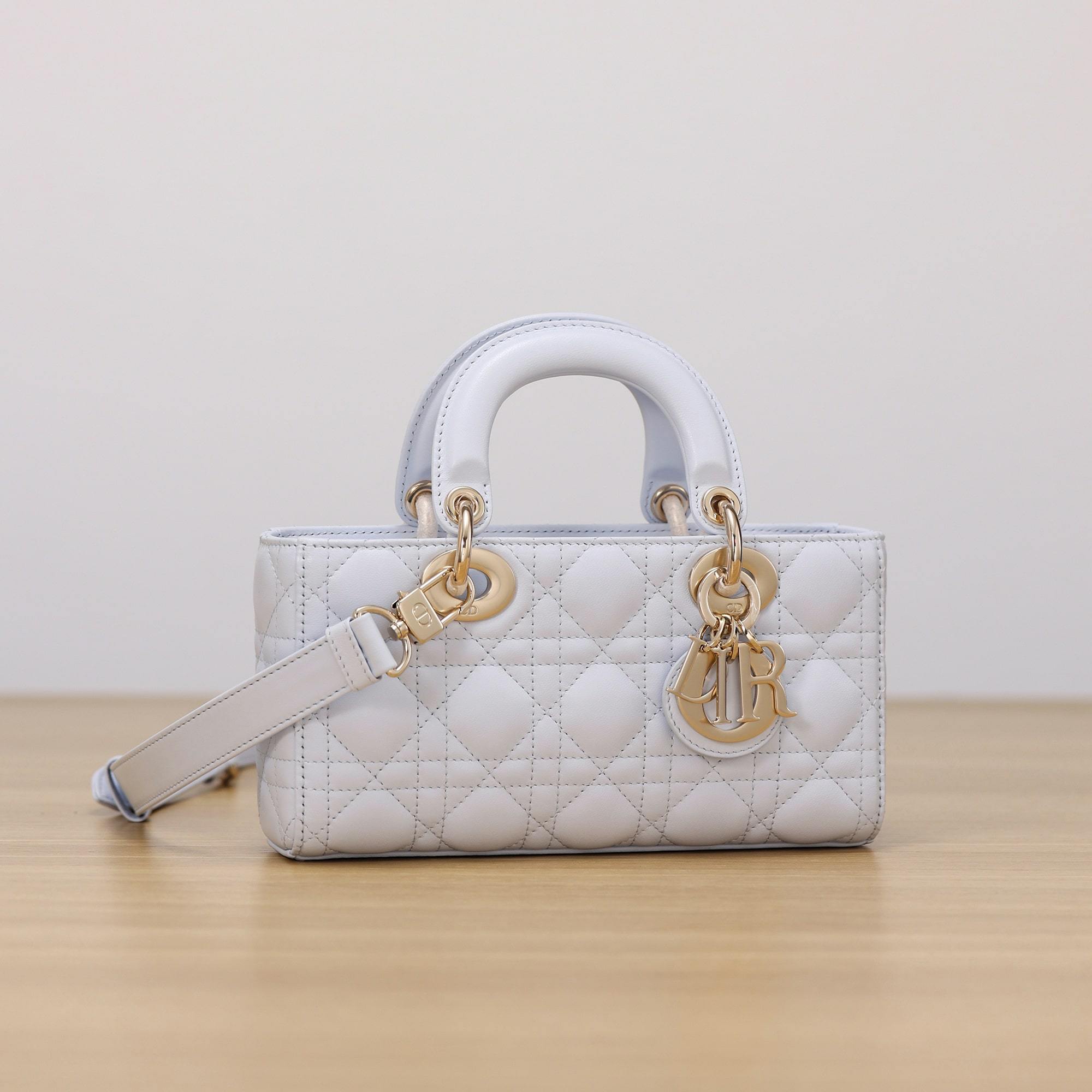 高仿Dior*LadyDJoy系列M0613M26Z小羊皮戴妃包淺藍色小號免檢版