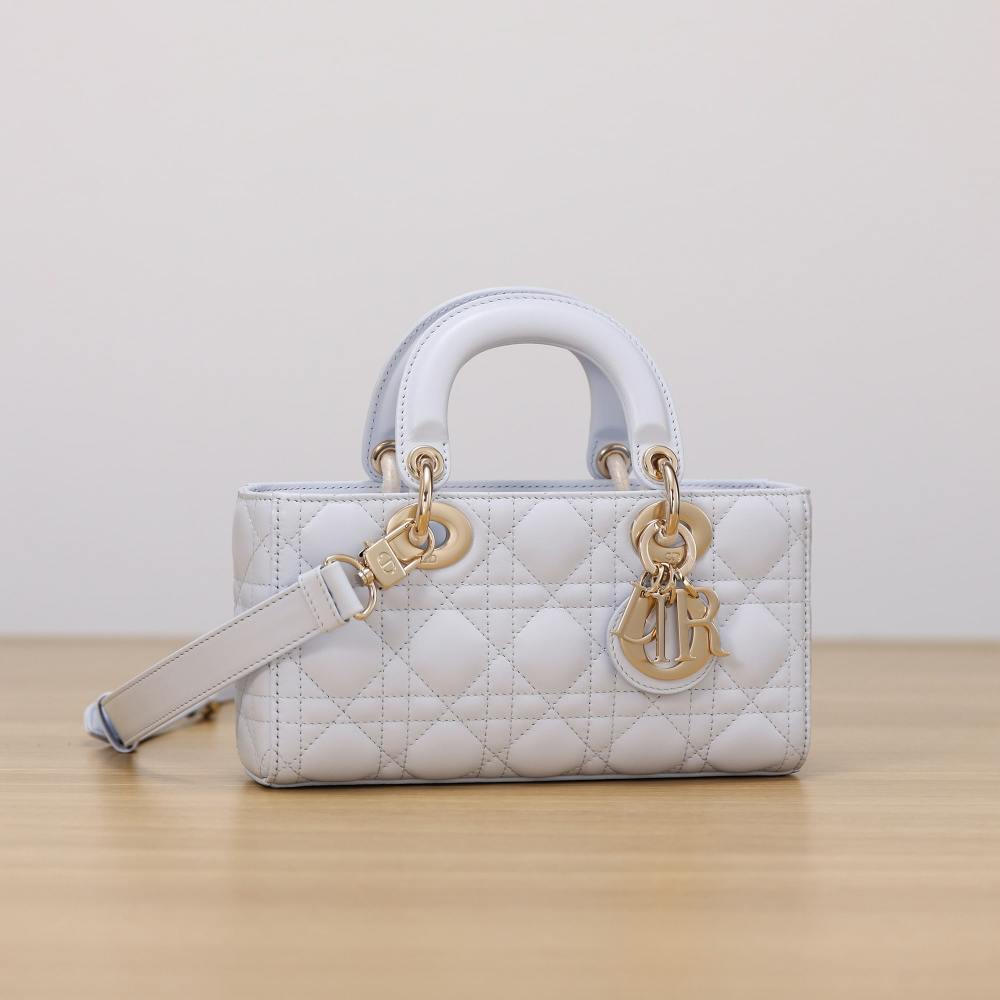 高仿Dior*LadyDJoy系列M0613M26Z小羊皮戴妃包淺藍色小號免檢版