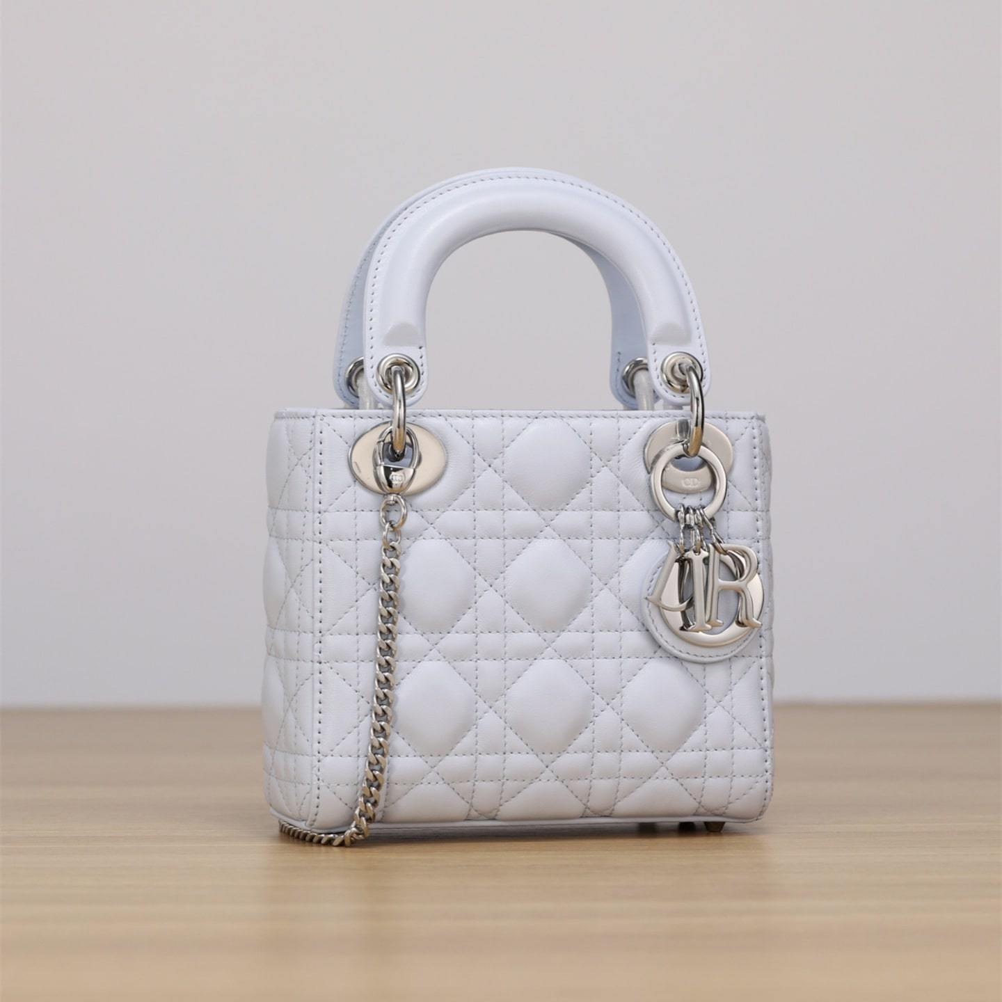 高仿Dior*Lady系列M0505M26Z小羊皮戴妃袋淺藍色小號免檢版