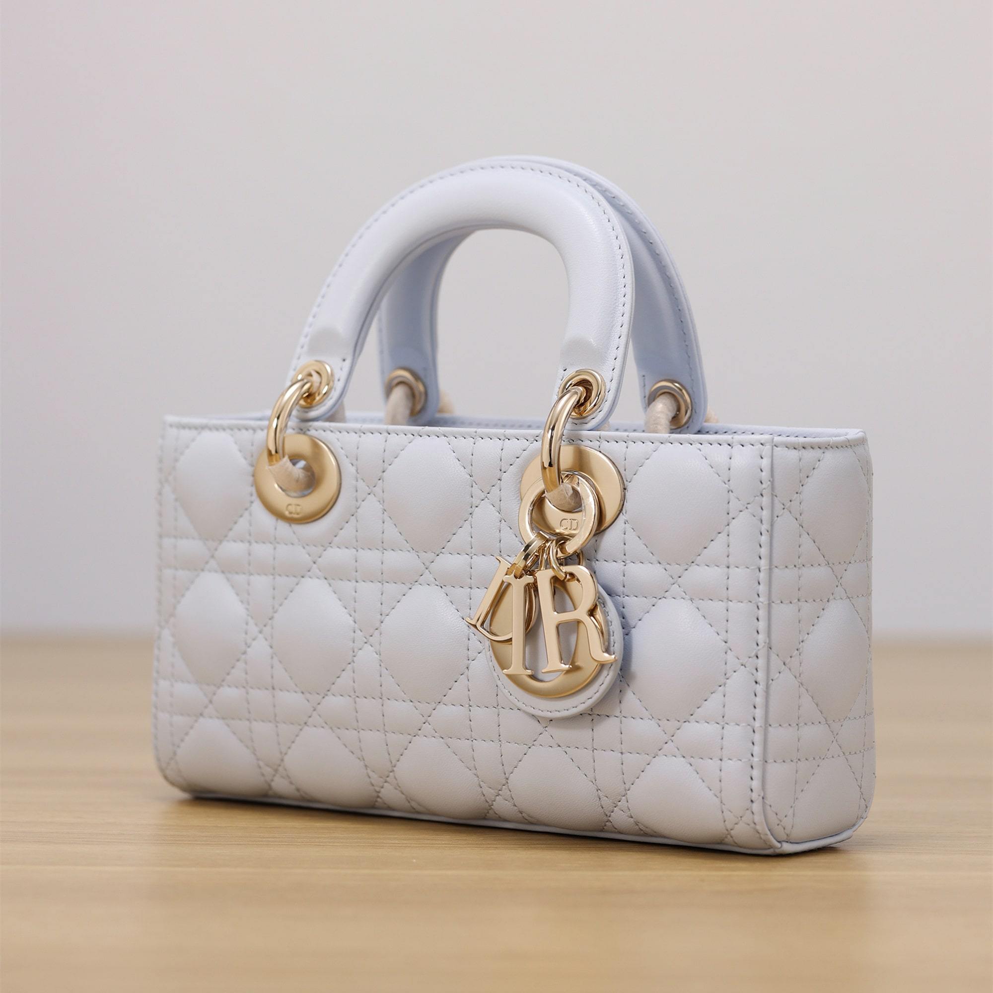 高仿Dior*LadyDJoy系列M0613M26Z小羊皮戴妃包淺藍色小號免檢版