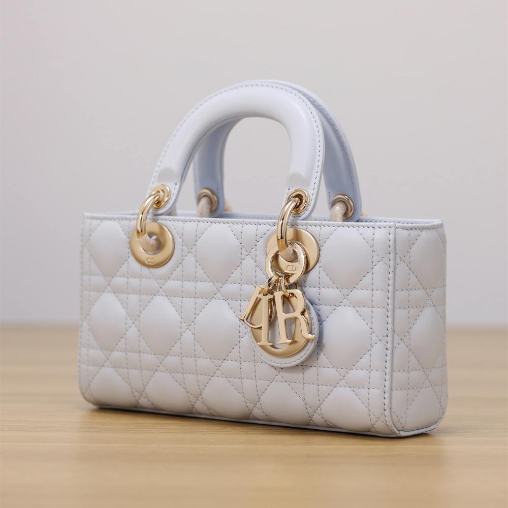 高仿Dior*LadyDJoy系列M0613M26Z小羊皮戴妃包淺藍色小號免檢版