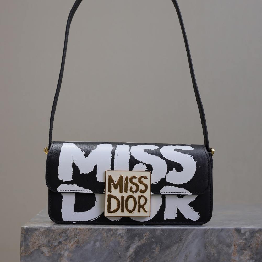 高仿Dior*Miss系列M261M911小牛皮塗鴉字面腋下包黑色免檢版