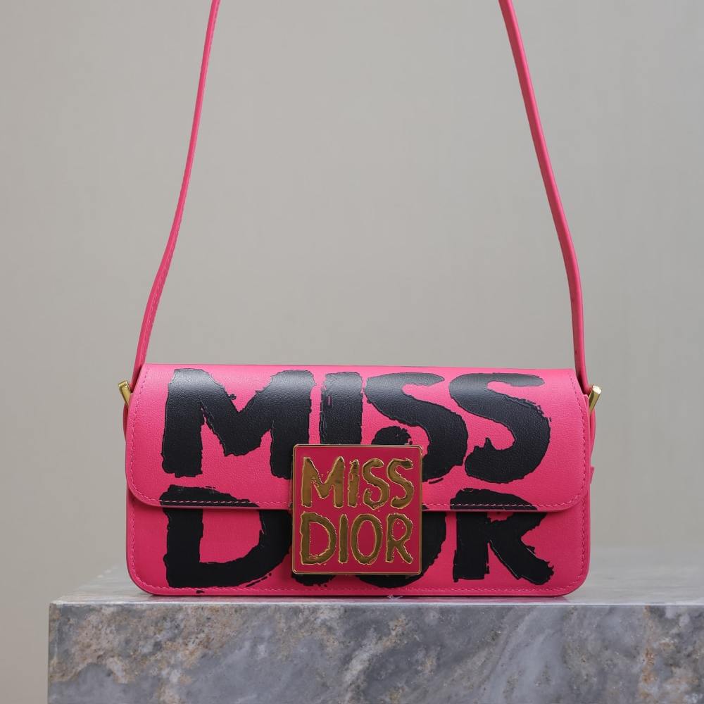 高仿Dior*Miss系列M261M929小牛皮塗鴉字面腋下包粉色免檢版