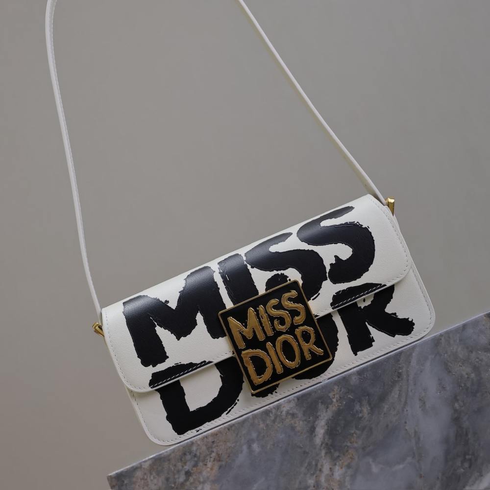 高仿Dior*Miss系列M261M933小牛皮塗鴉字面腋下包白色免檢版