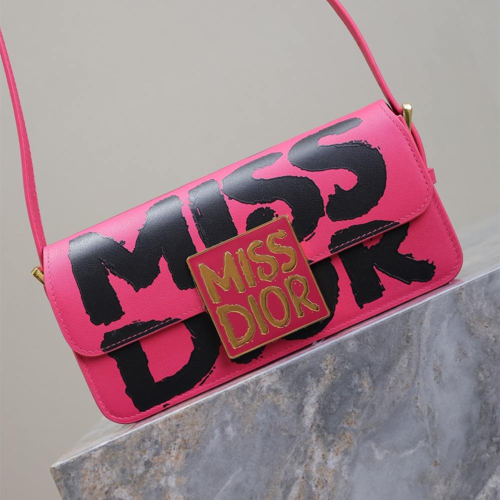 高仿Dior*Miss系列M261M929小牛皮塗鴉字面腋下包粉色免檢版