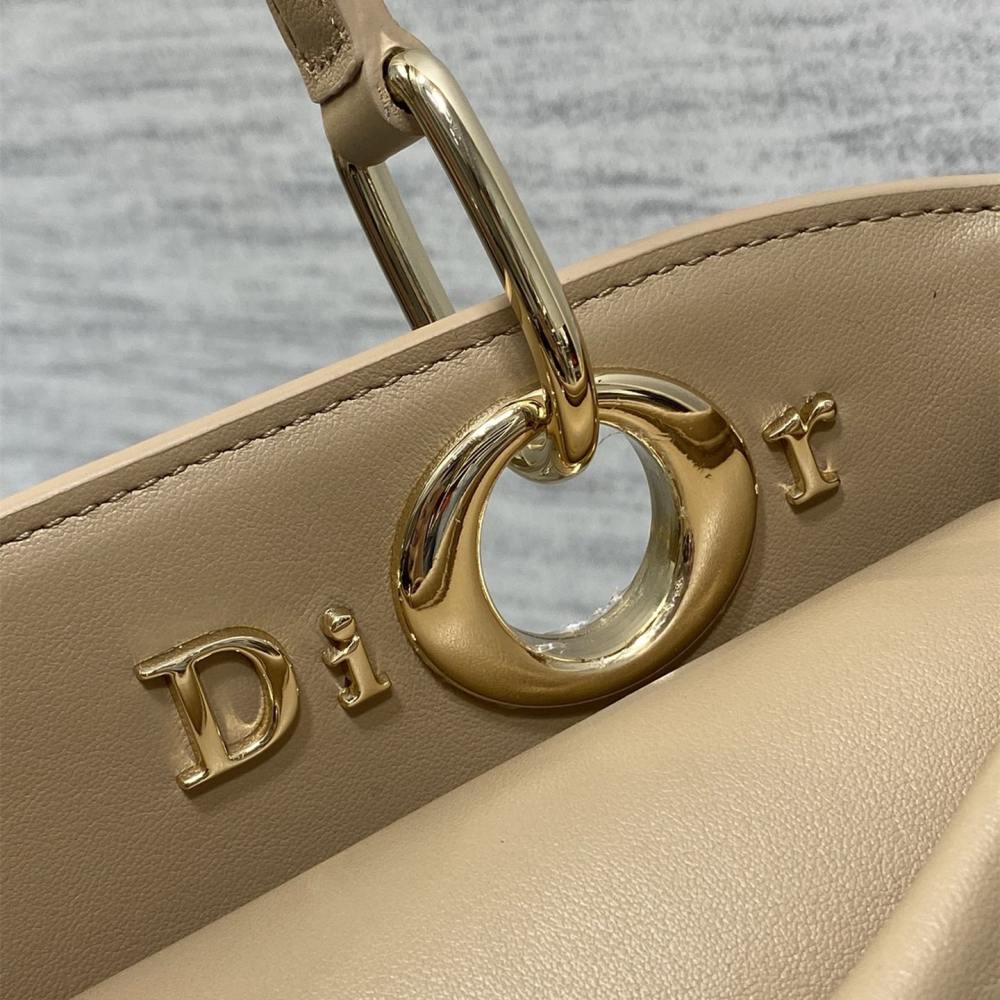 高仿Dior*26SS系列M0733UTU新款徽標手提包杏色免檢版