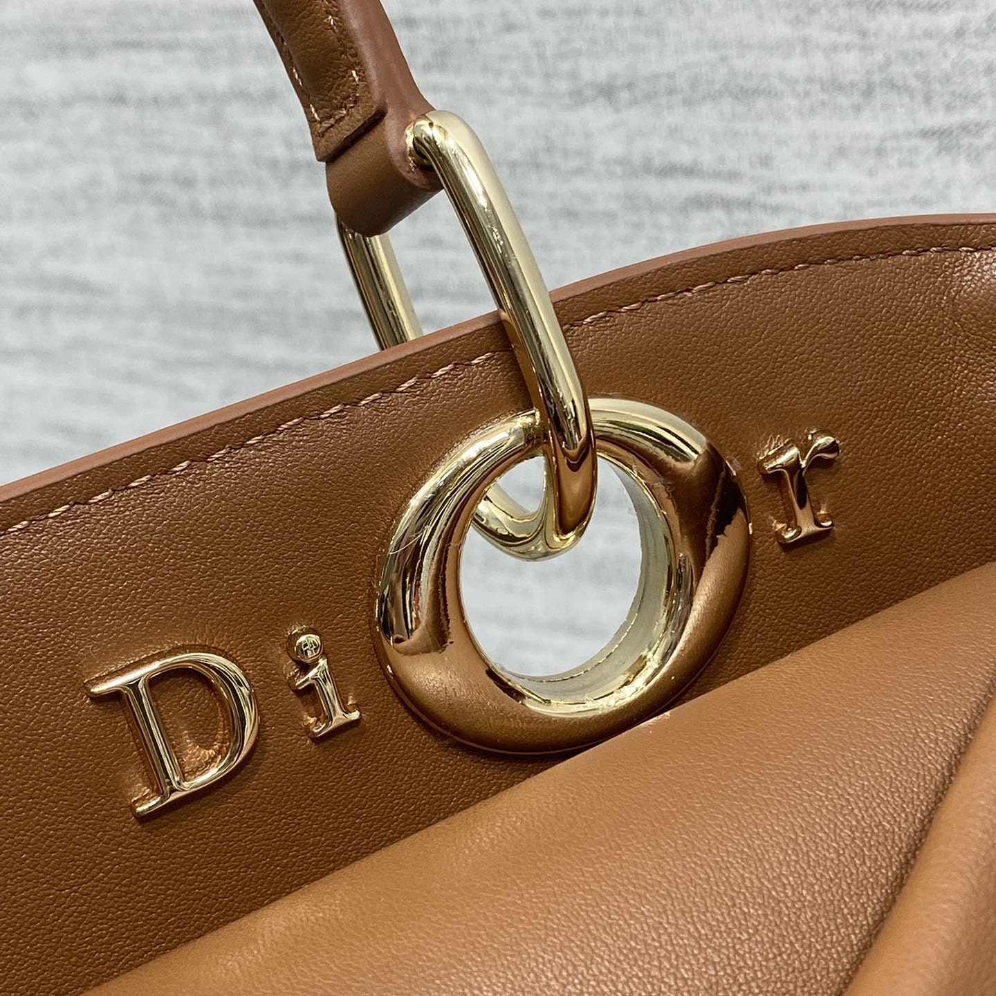 高仿Dior 26SS 手提包側面廓形