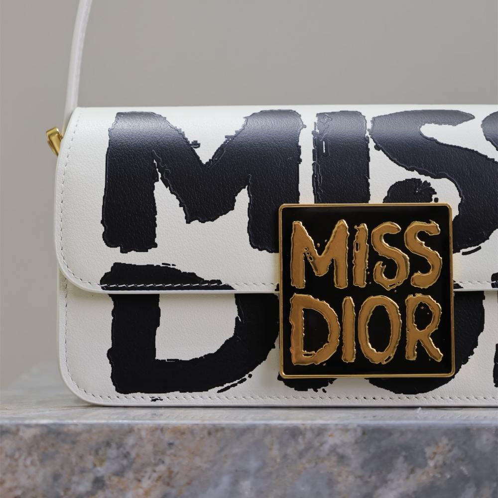 高仿Dior*Miss系列M261M933小牛皮塗鴉字面腋下包白色免檢版