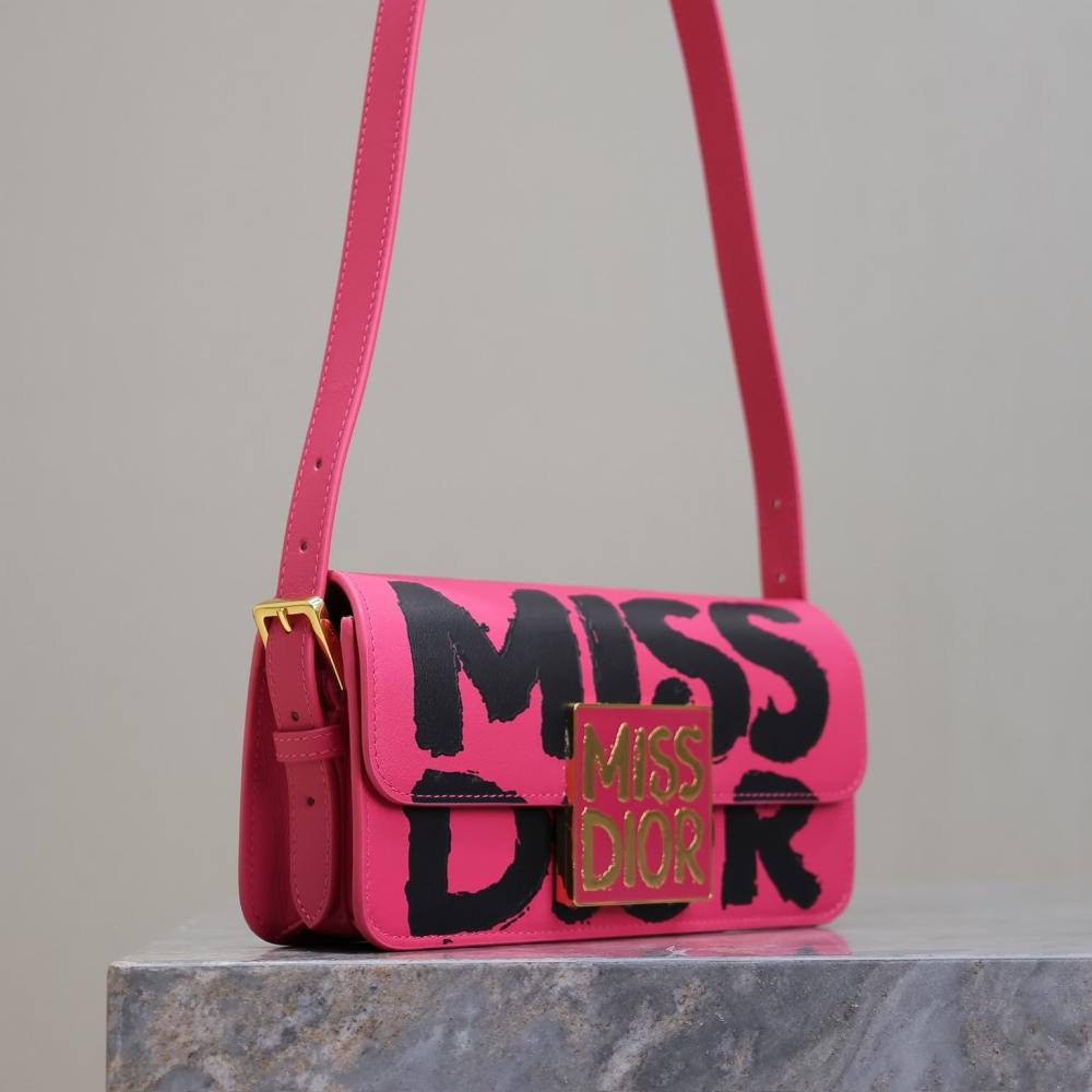 高仿Dior*Miss系列M261M929小牛皮塗鴉字面腋下包粉色免檢版