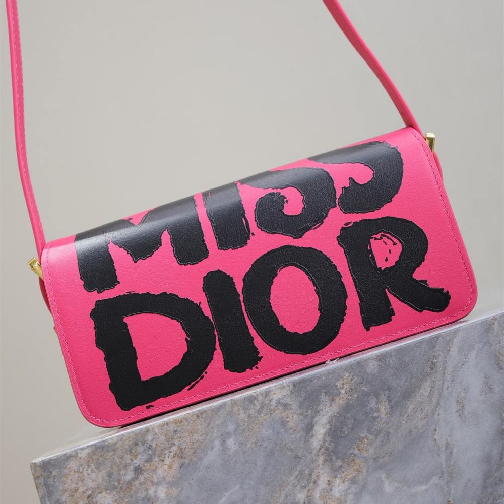 高仿Dior*Miss系列M261M929小牛皮塗鴉字面腋下包粉色免檢版