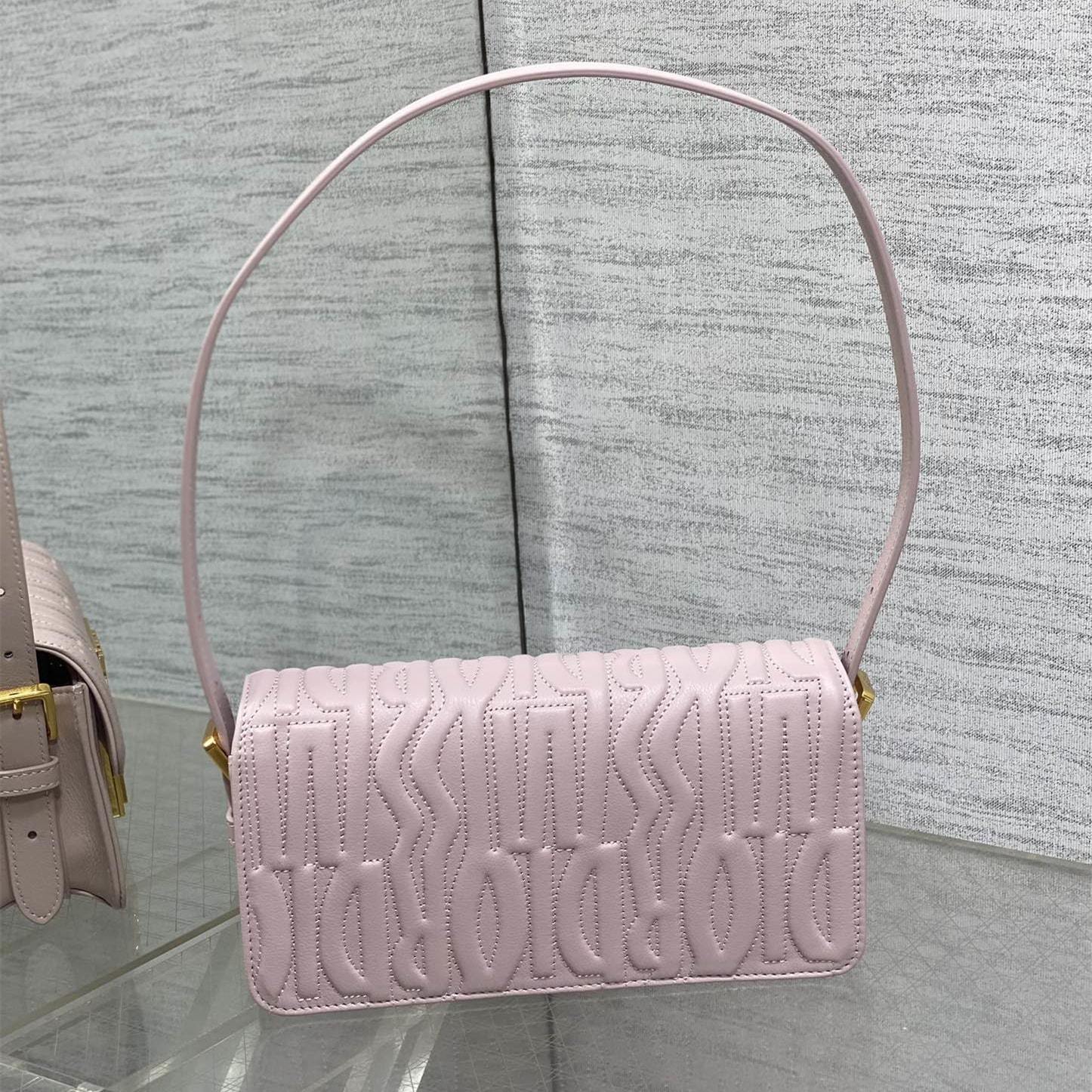 高仿Dior*Miss系列M261M05N衍縫線小牛皮腋下包粉色免檢版