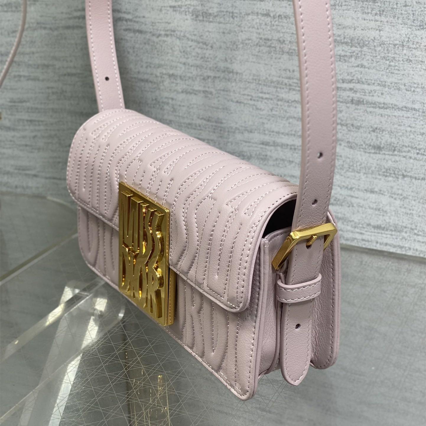 高仿Dior*Miss系列M261M05N衍縫線小牛皮腋下包粉色免檢版