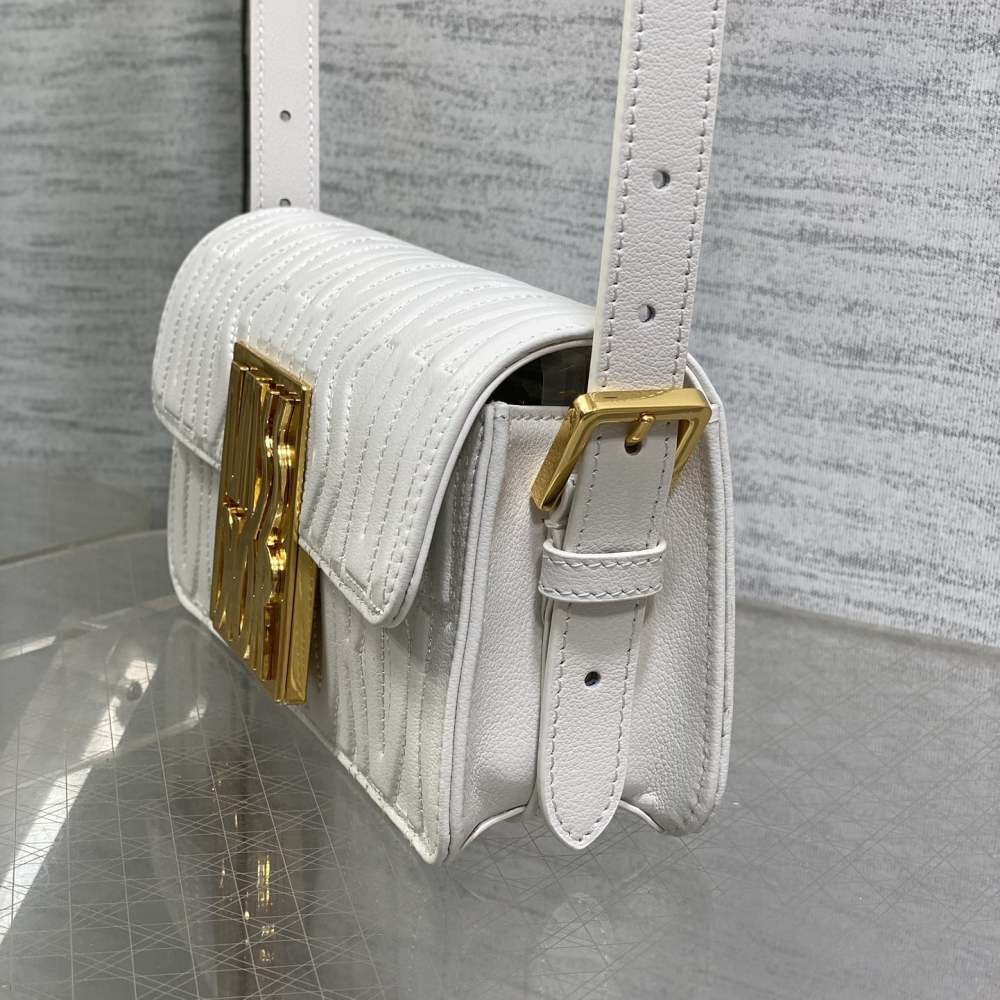 高仿Dior*Miss系列M261M030衍縫線小牛皮腋下包白色免檢版