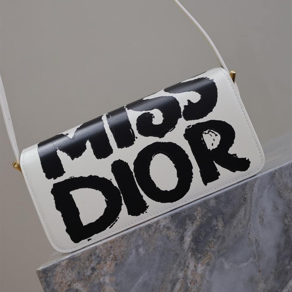 高仿Dior*Miss系列M261M933小牛皮塗鴉字面腋下包白色免檢版
