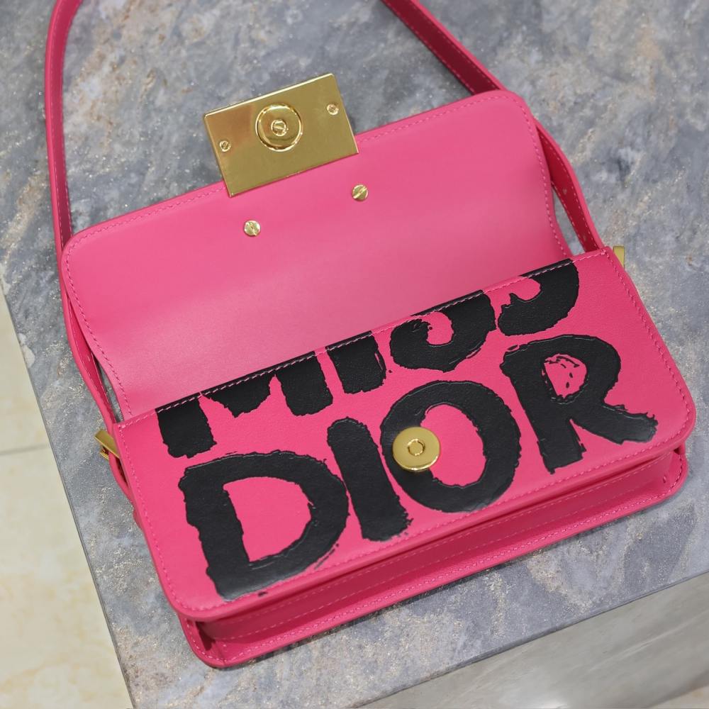 高仿Dior*Miss系列M261M929小牛皮塗鴉字面腋下包粉色免檢版