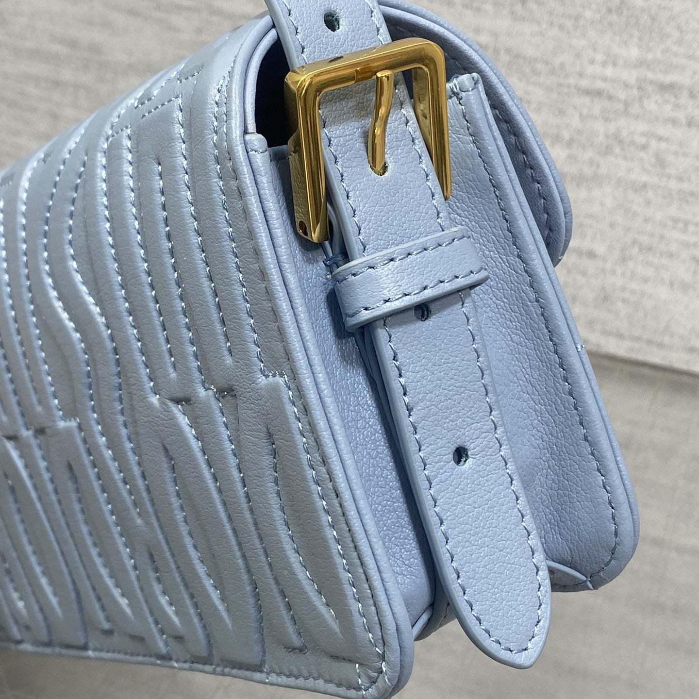 高仿Dior*Miss系列M261M23B衍縫線小牛皮腋下包藍色免檢版