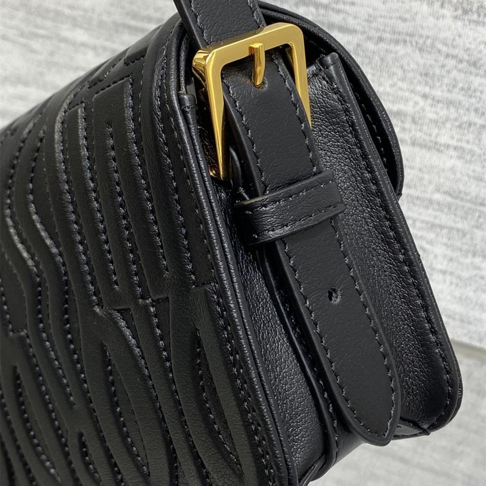 高仿Dior*Miss系列M261M900衍縫線小牛皮腋下包黑色免檢版
