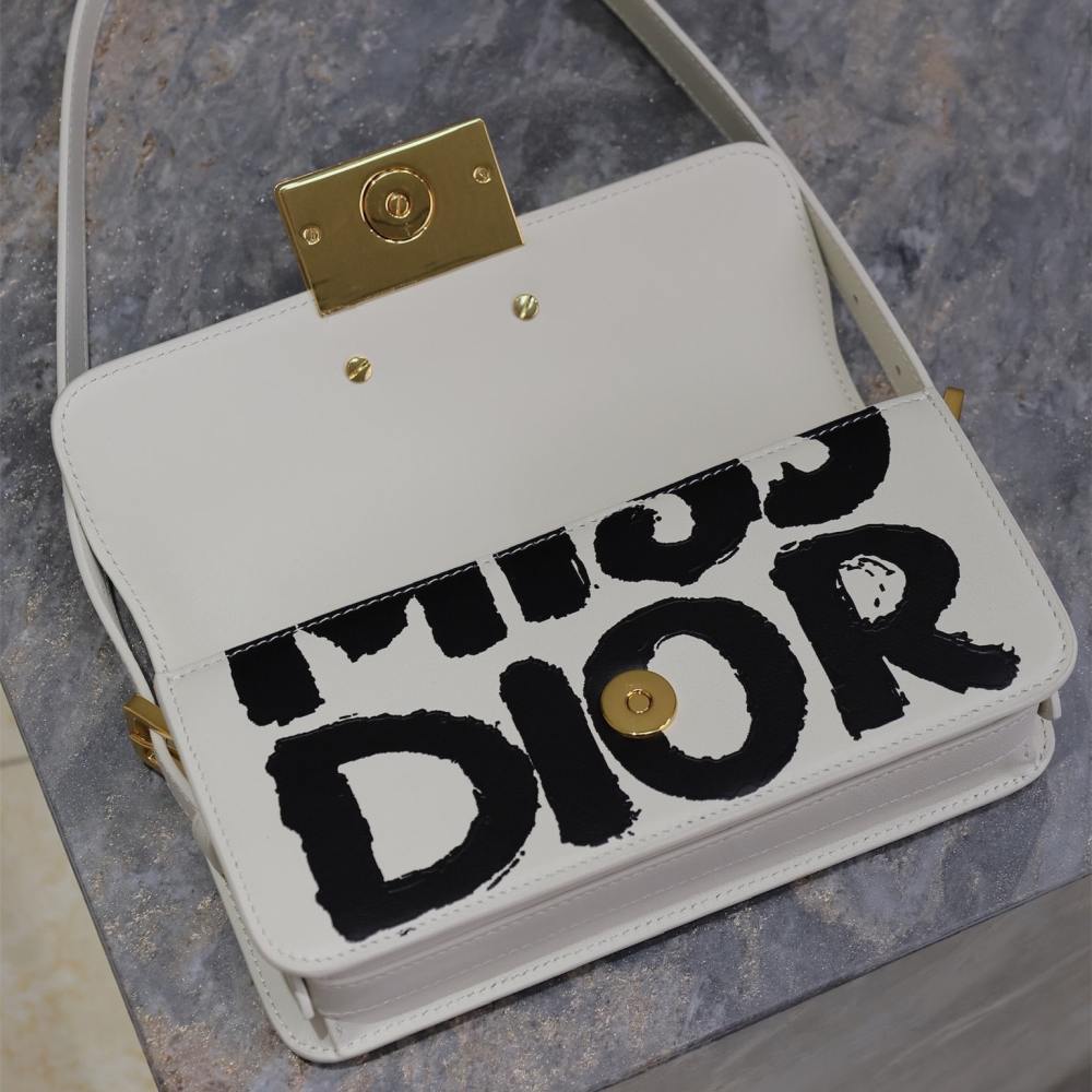 高仿Dior*Miss系列M261M933小牛皮塗鴉字面腋下包白色免檢版
