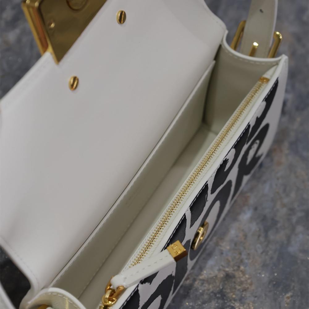 高仿Dior*Miss系列M261M933小牛皮塗鴉字面腋下包白色免檢版