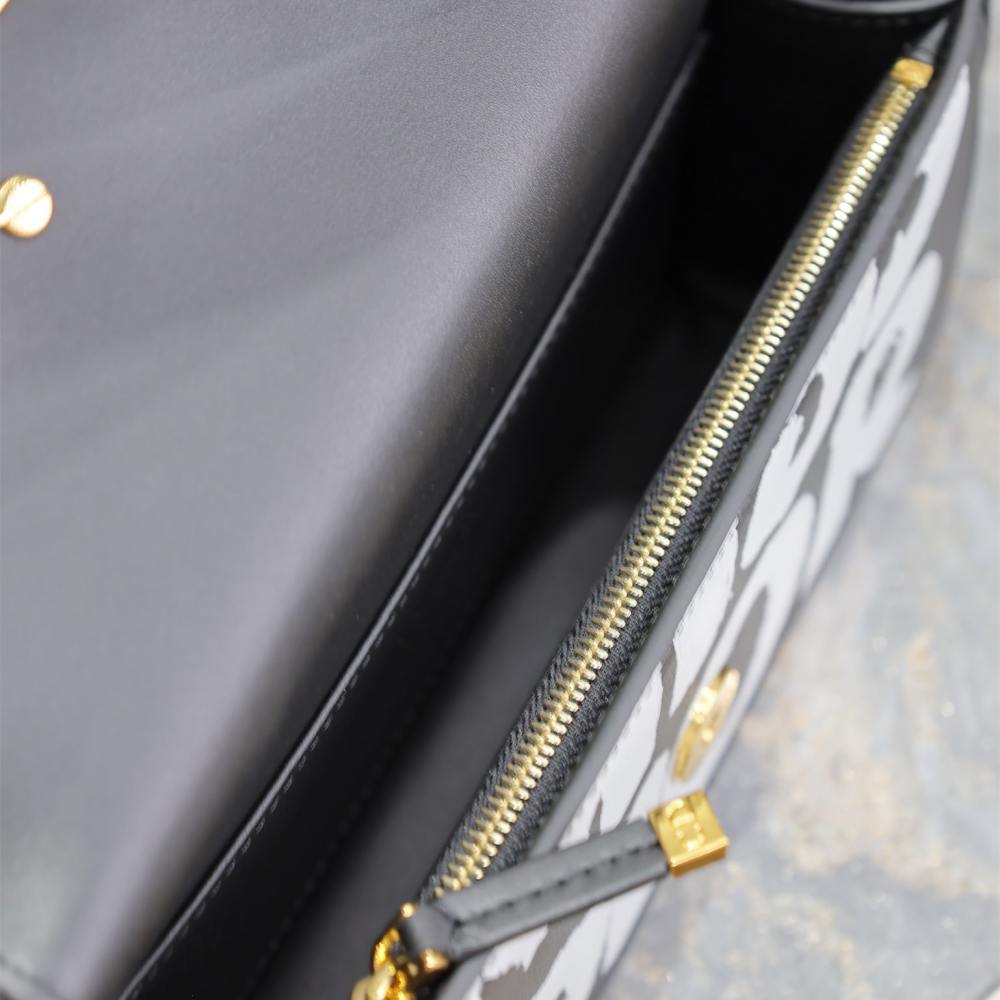 高仿Dior*Miss系列M261M911小牛皮塗鴉字面腋下包黑色免檢版
