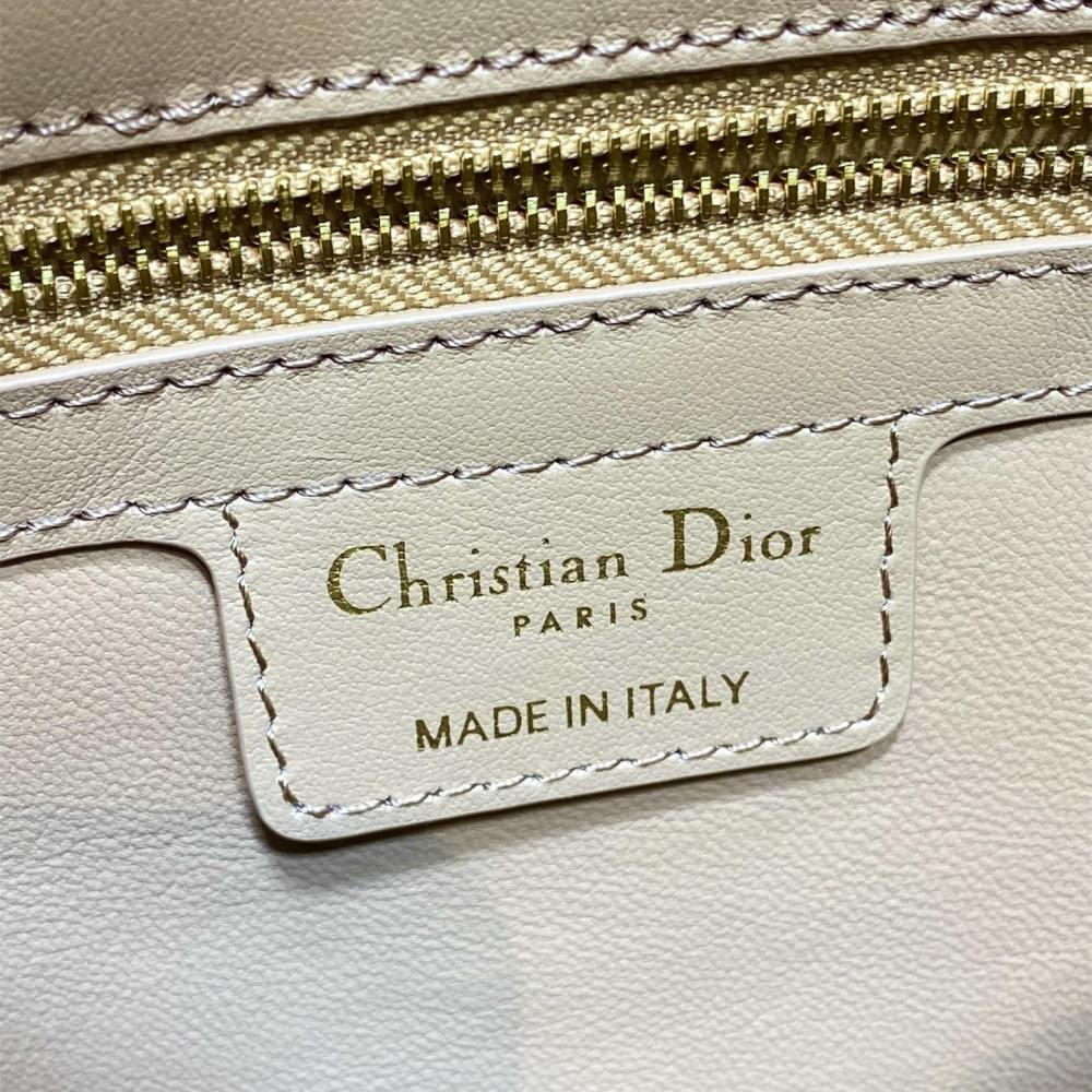 高仿Dior*26SS系列M0733UTU新款徽標手提包杏色免檢版