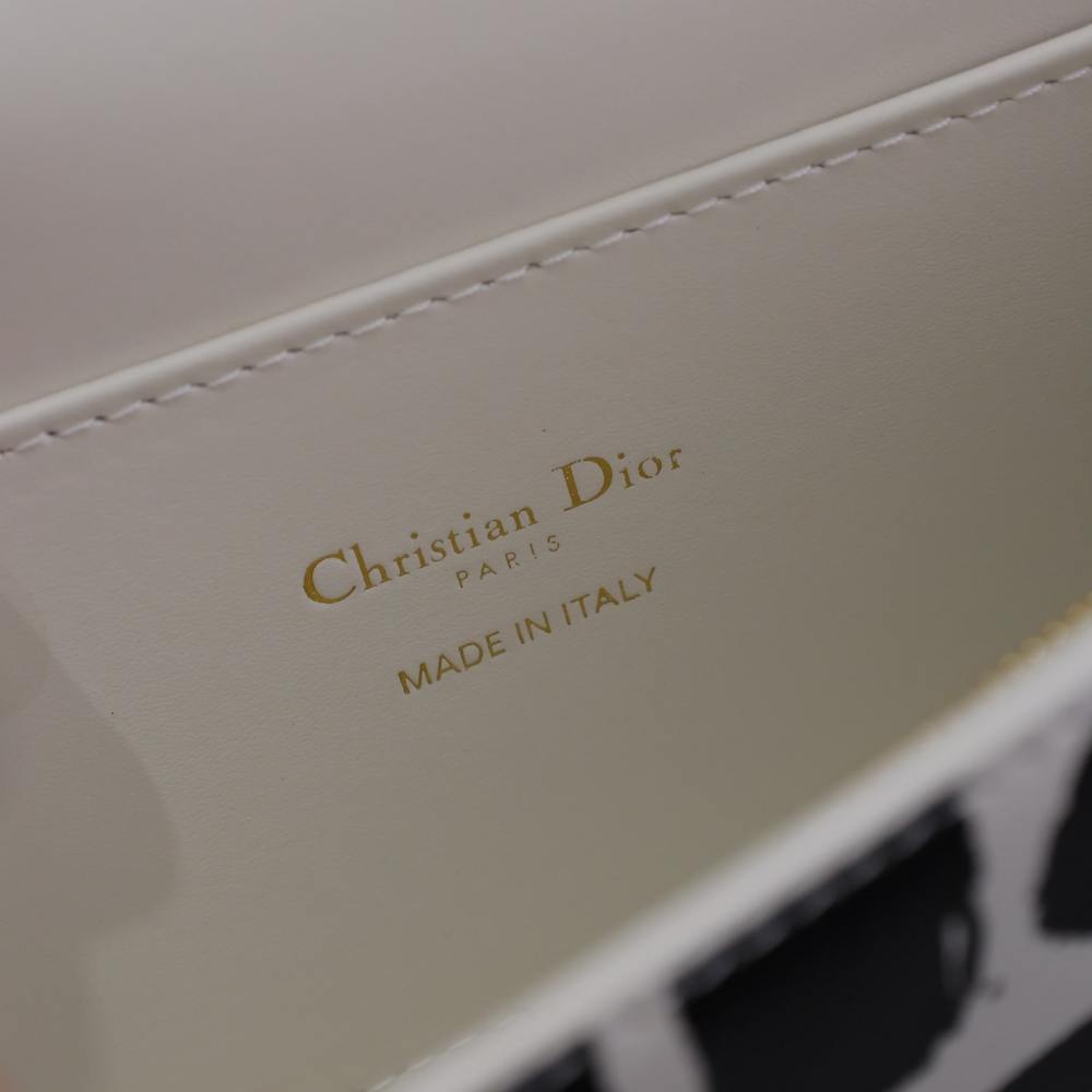 高仿Dior*Miss系列M261M933小牛皮塗鴉字面腋下包白色免檢版