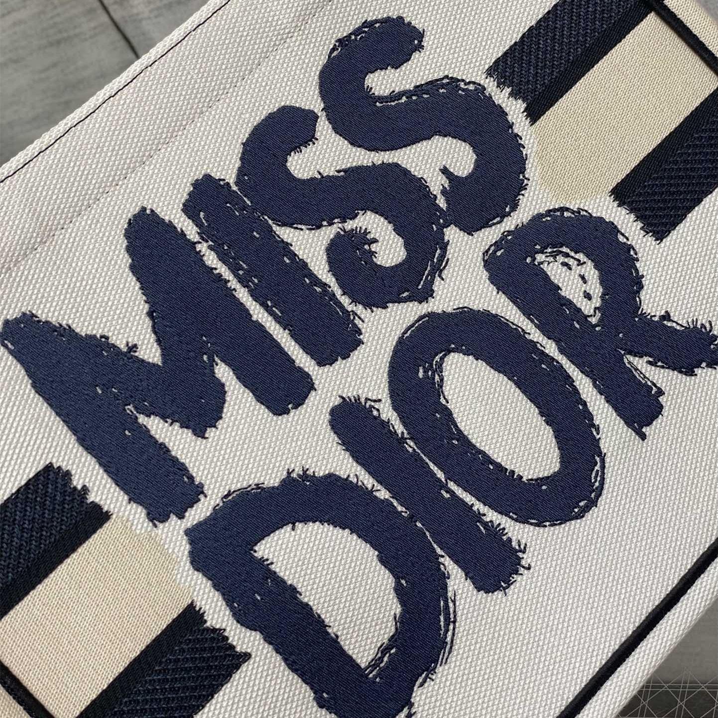 高仿Dior*BookTote系列M129M19D購物袋Miss白色中號免檢版