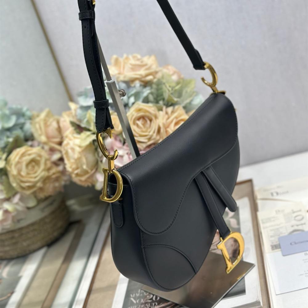 高仿Dior*Saddle系列M046M900馬鞍袋黑色金扣中號免檢版