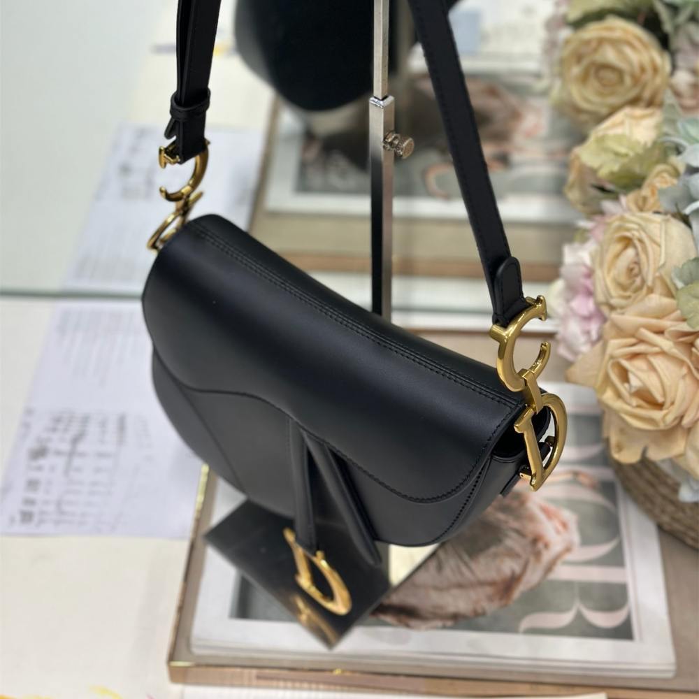 高仿Dior*Saddle系列M046M900馬鞍袋黑色金扣中號免檢版