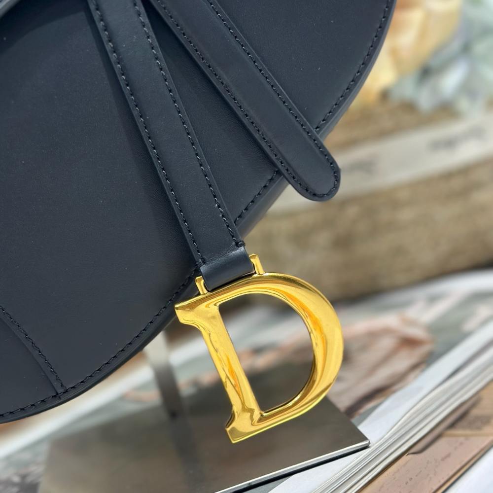 高仿Dior*Saddle系列M046M900馬鞍袋黑色金扣中號免檢版