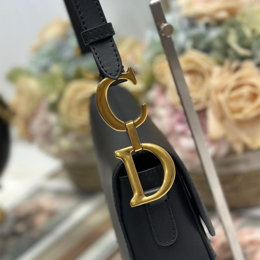 高仿Dior*Saddle系列M046M900馬鞍袋黑色金扣中號免檢版