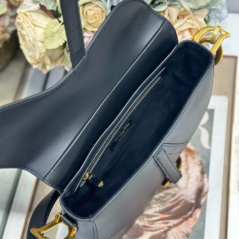 高仿Dior*Saddle系列M046M900馬鞍袋黑色金扣中號免檢版