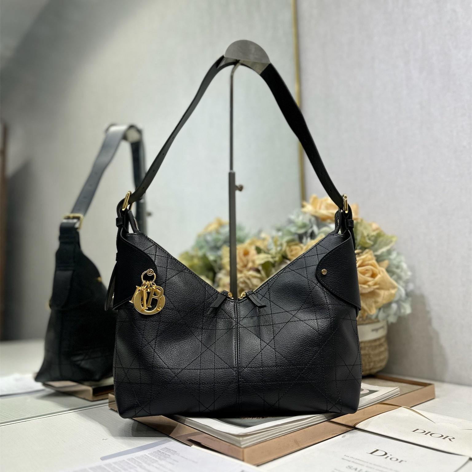 高仿Dior*Voyage系列M284M901小牛皮單肩包中號黑色免檢版