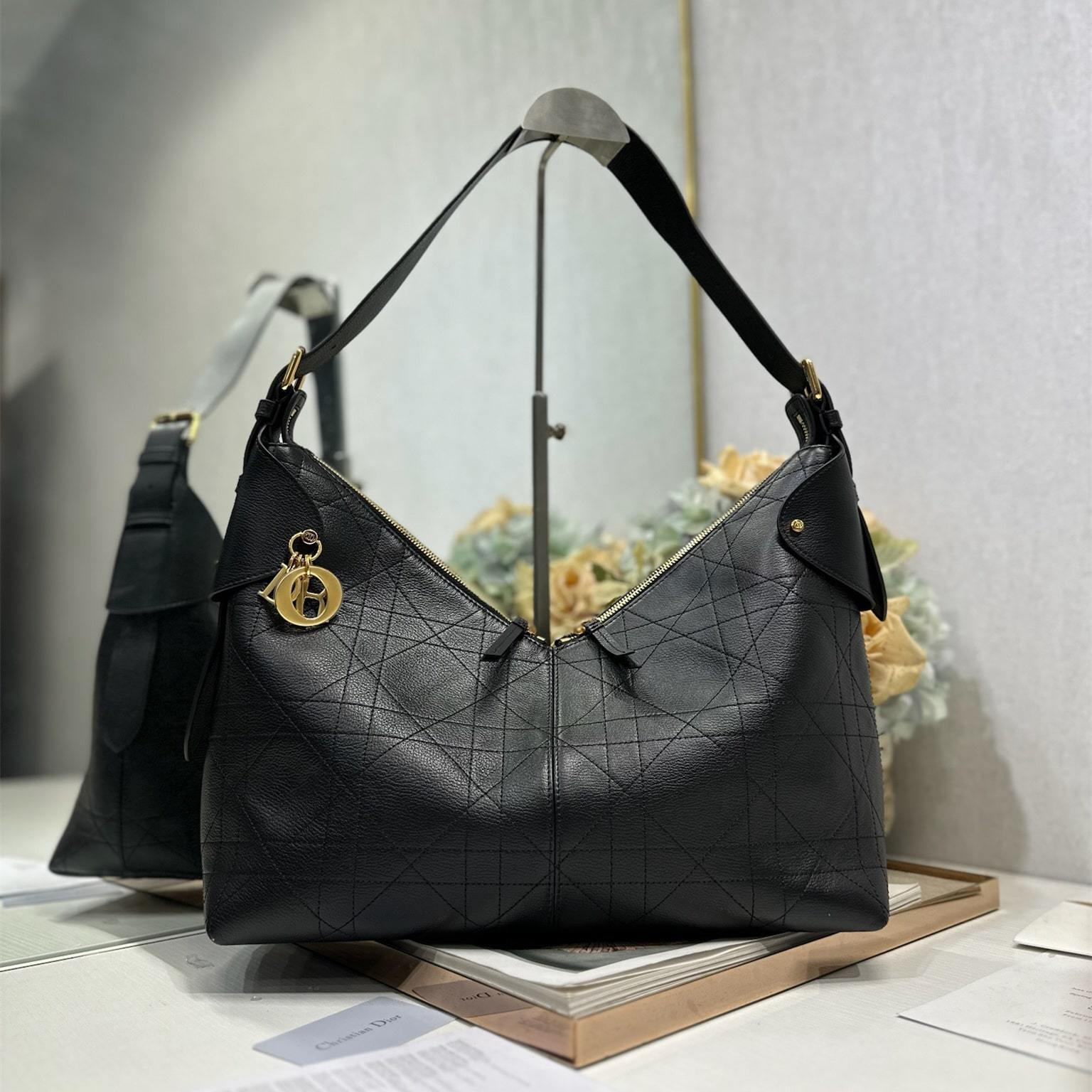 高仿Dior*Voyage系列M284M902小牛皮單肩包大號黑色免檢版