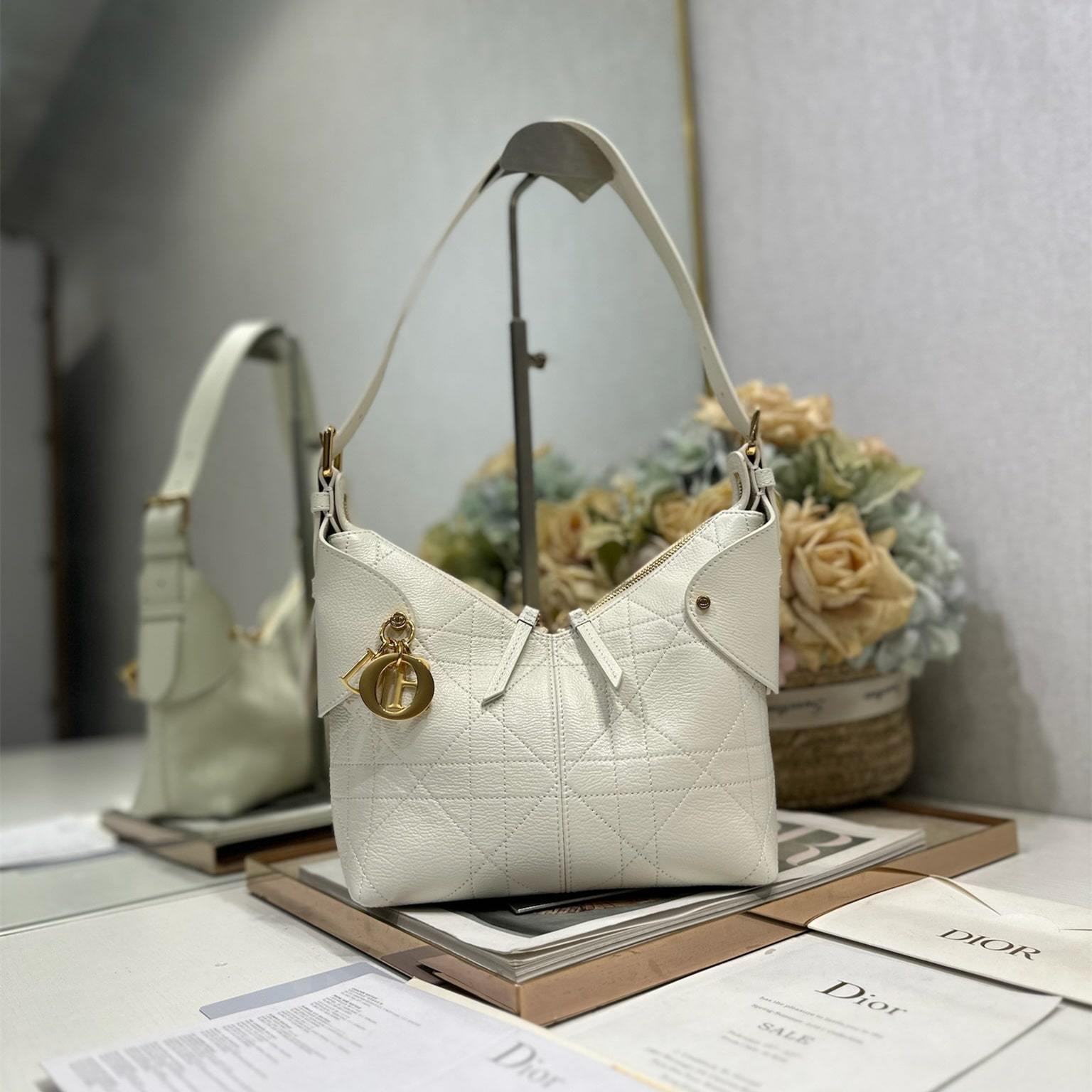 高仿Dior*Voyage系列M284M030小牛皮單肩包小號白色免檢版