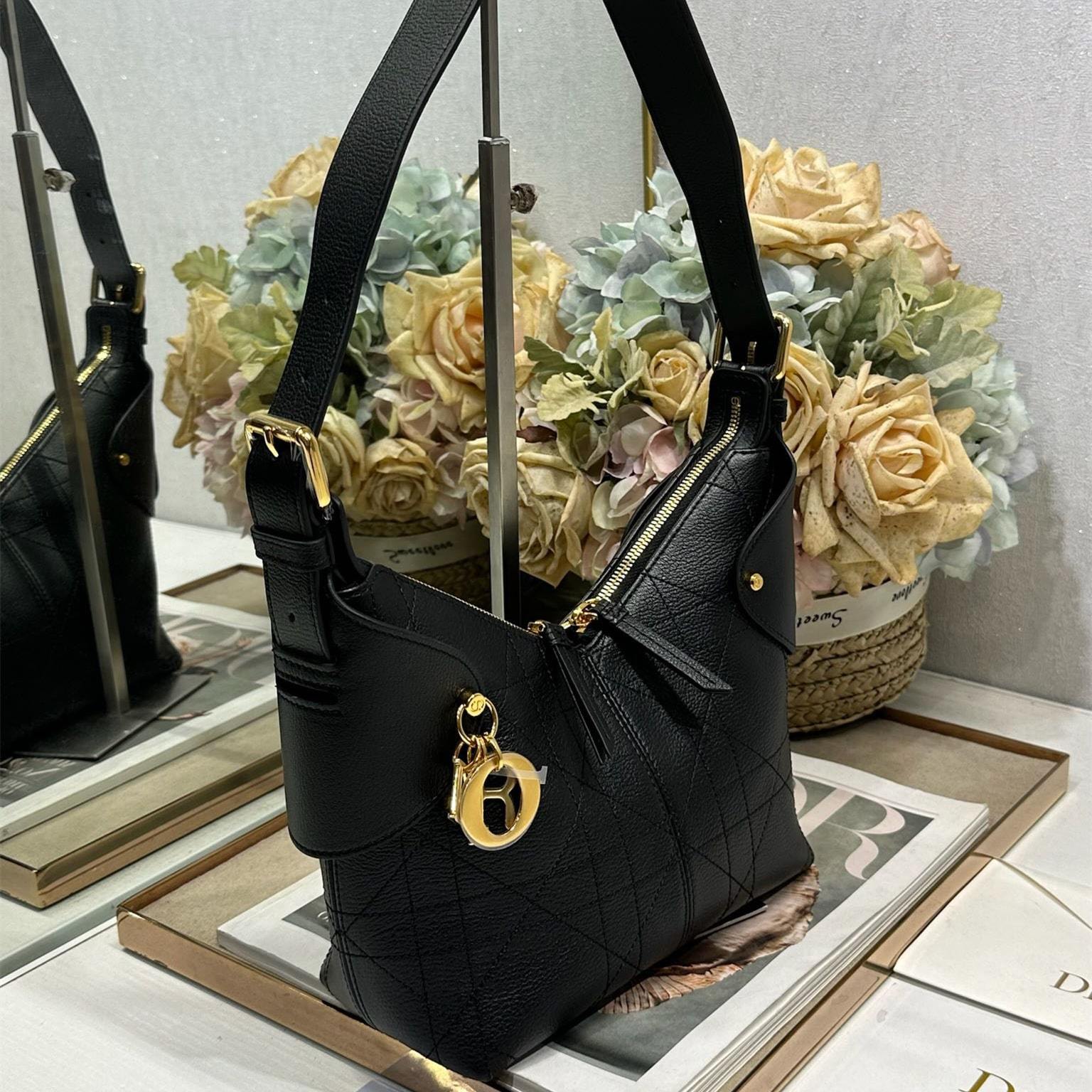 高仿Dior*Voyage系列M284M900小牛皮單肩包小號黑色免檢版