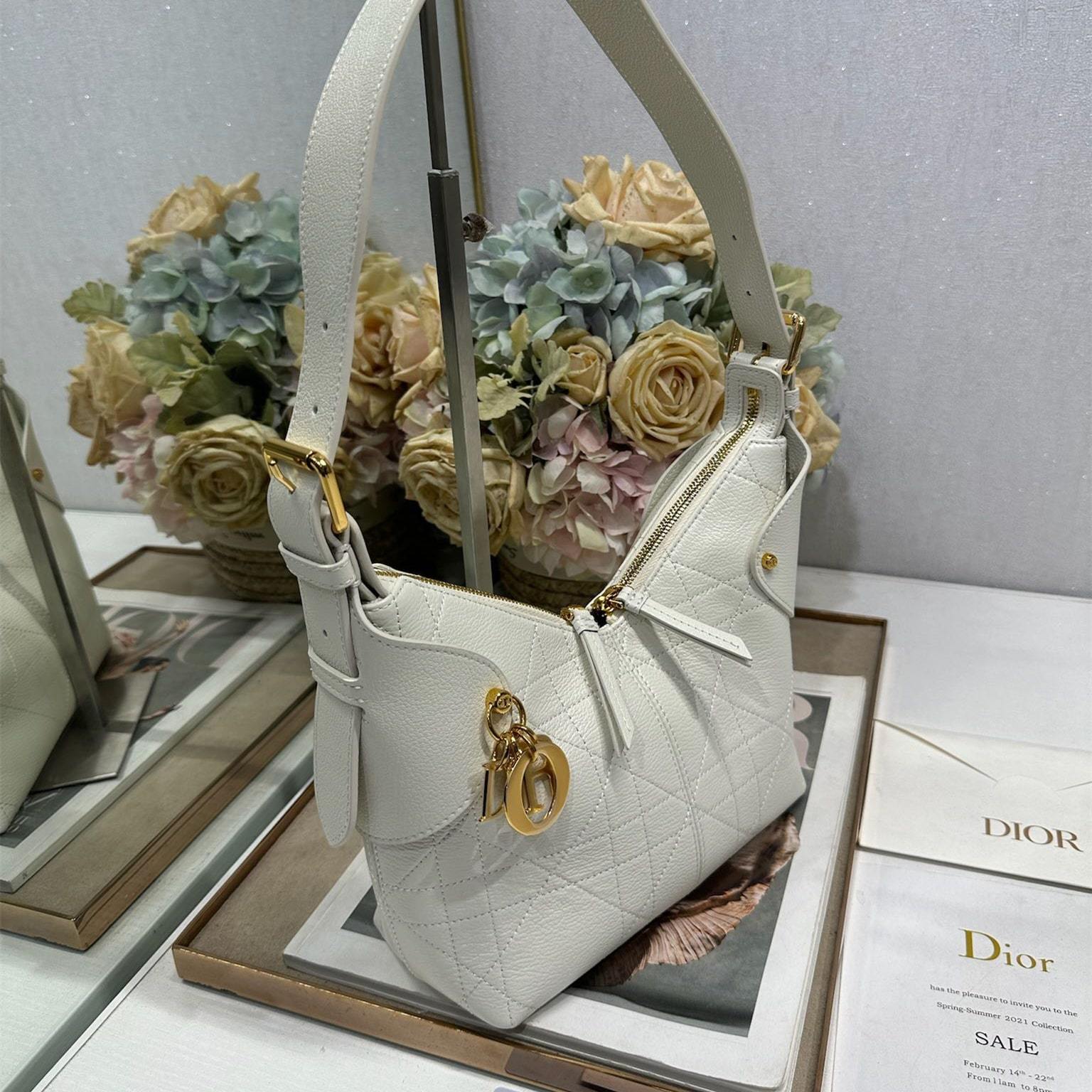 高仿Dior*Voyage系列M284M030小牛皮單肩包小號白色免檢版